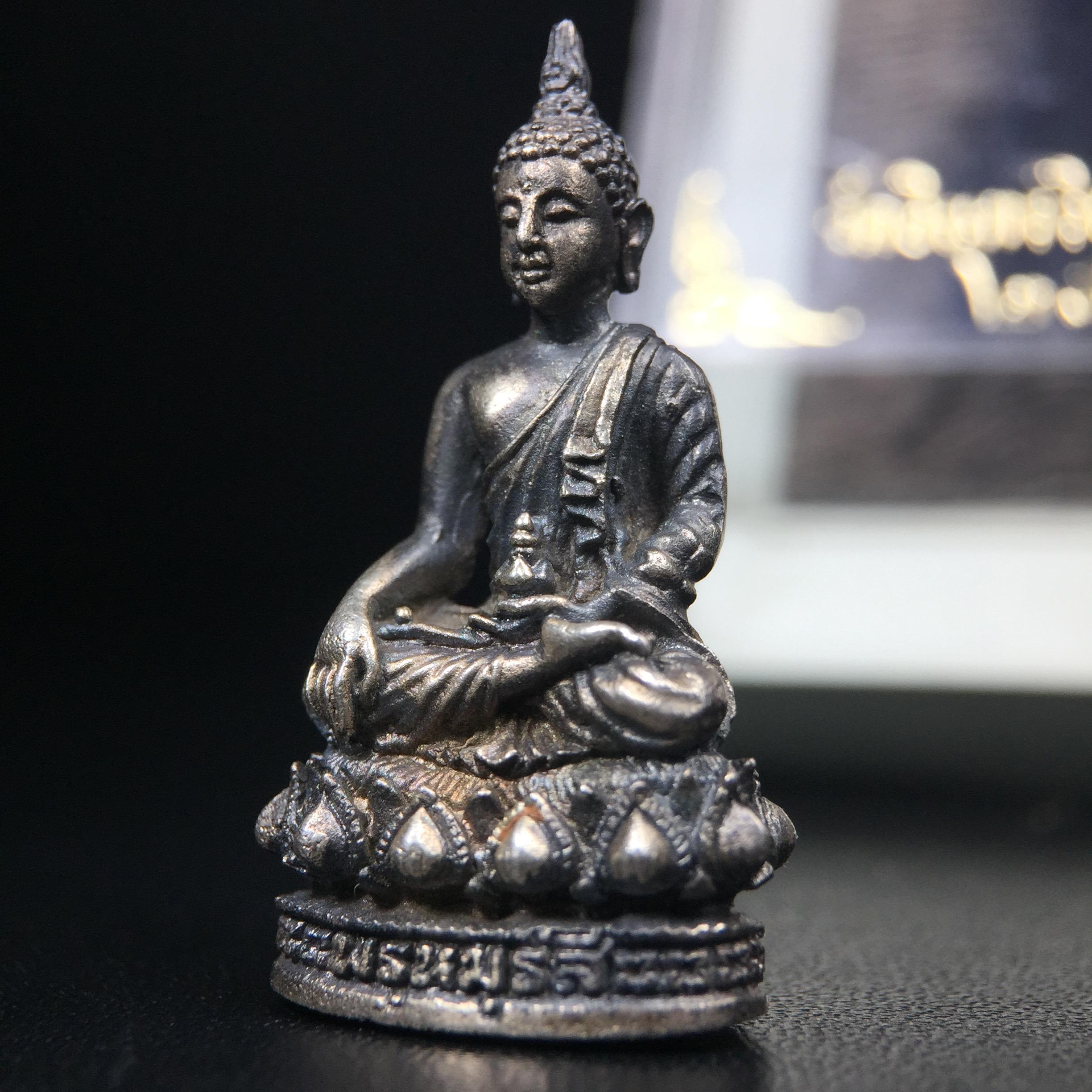 พระกริ่งพรหมรังสี อนุสรณ์ 190 ปี สมเด็จพระพุฒาจารย์ โต วัดอินทรวิหาร ปี2521 เนื้อเงิน(ผิวเดิมเข้มขลัง)พิธีมหาพุทธาภิเษกครั้งยิ่งใหญ่ พิธีสรรพสิทธิชัยไพรีพินาศมหามังคลาภิเษก หมายถึงฤกษ์การปลุกเสกที่เน้นด้านโชคลาภ มีชัยชนะต่อศัตรูการค้า การงาน(รุ่นนี้แนะนำ)