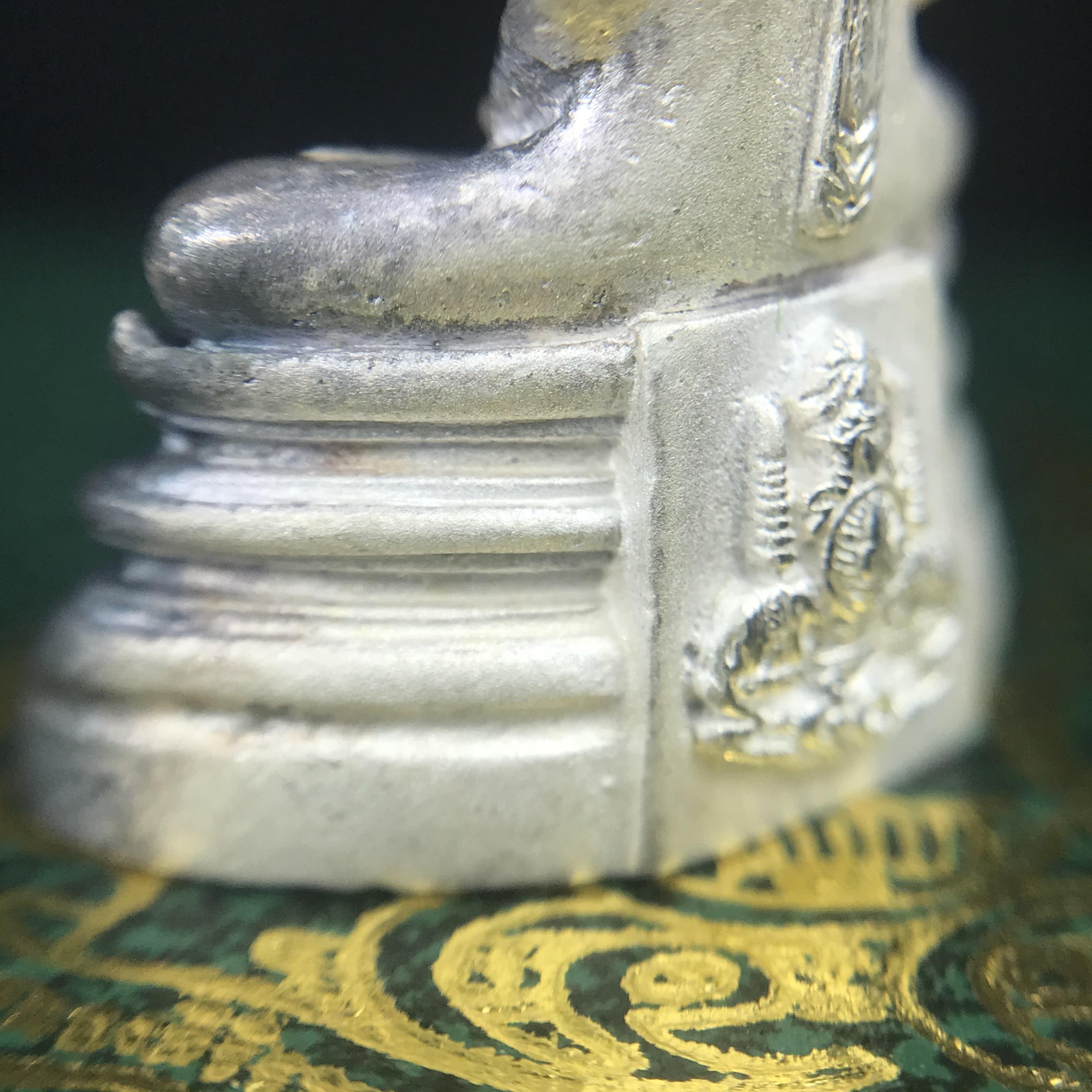 พระพุทธโสธร ภปร. รุ่นย้อนยุค สร้างพระอุโบสถ สมาคมชาวฉะเชิงเทรา จัดสร้าง ปี 2539 วโรกาสครองสิริราชสมบัติครบ 50 ปี เนื้อเงินทรายนวลขัดเงาบางส่วน(ผิวเดิม) พร้อมกล่องบรรจุและใบรับรองเดิม