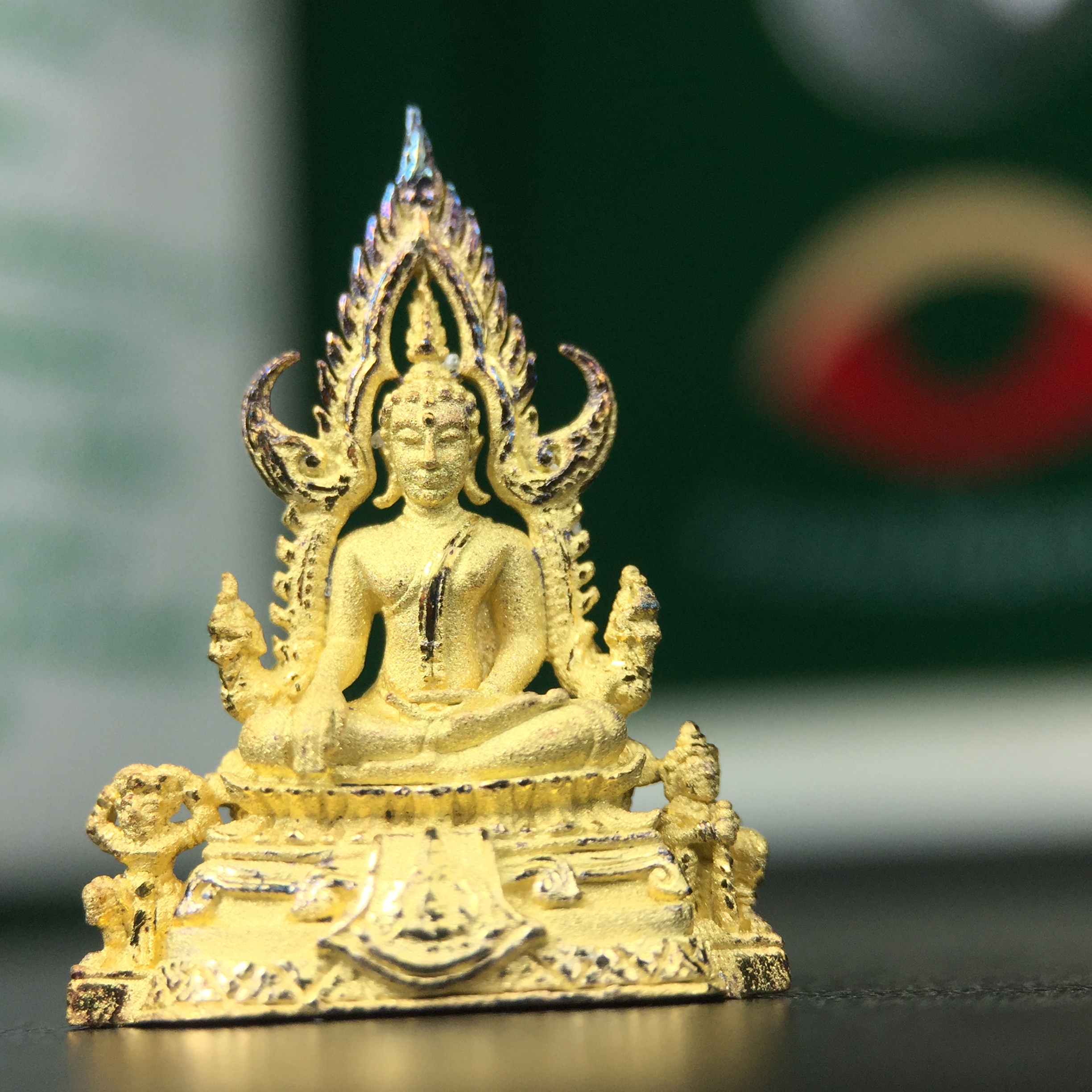 พระพุทธชินราช ภปร. ในวโรกาสพระราชพิธีมหามงคล เฉลิมพระชนมายุ6รอบ 5ธันวาคม2542 มูลนิธิพิทักษ์ดวงตาประชาชน จัดสร้าง เนื้อเงินบริสุทธิ์ 99.9% แบบชุบทองประกายเพชร 3 ไมครอน พิมพ์กลาง ขนาดสูง 2.4 ซม. พร้อมกล่องบรรจุเดิม