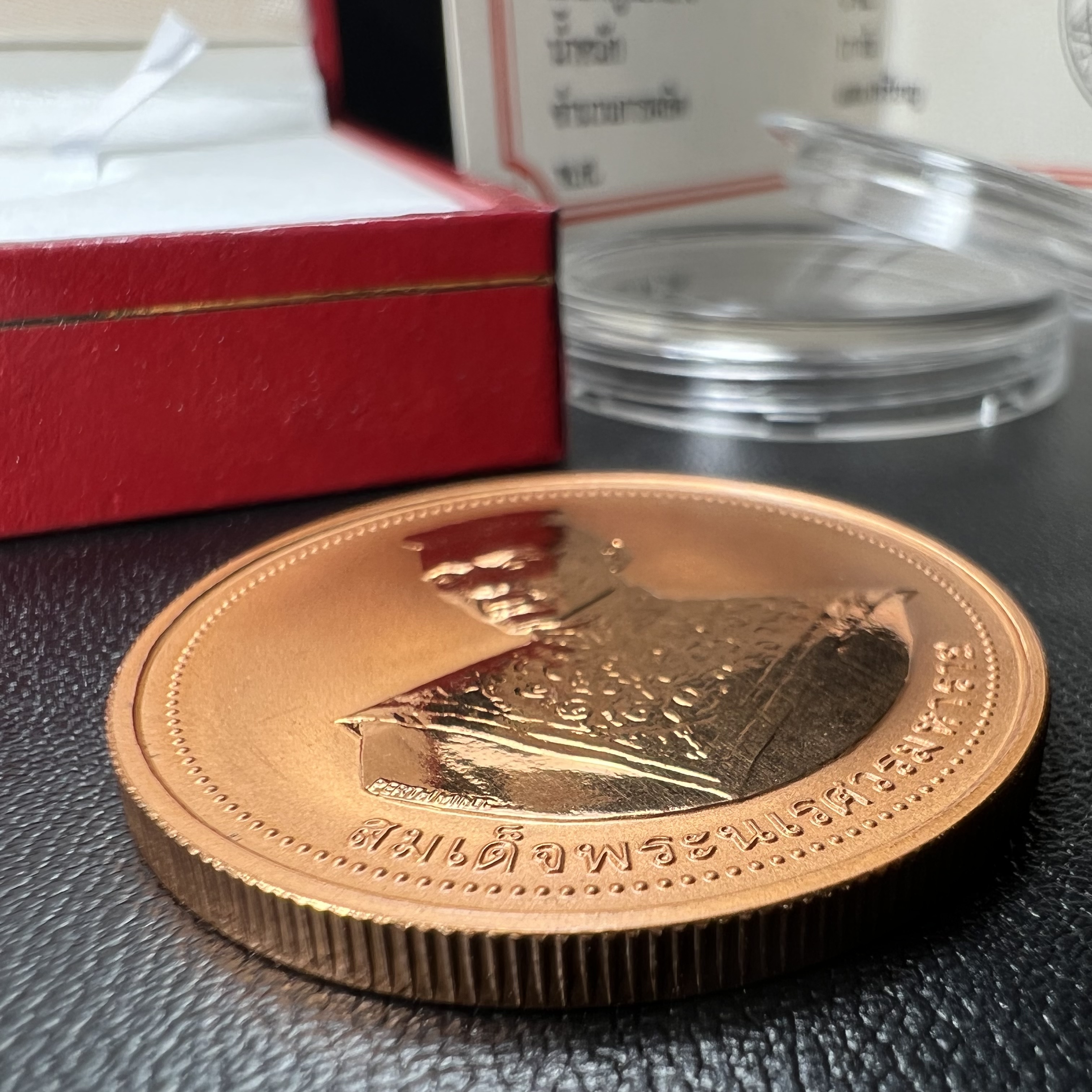 เหรียญสมเด็จพระนเรศวรมหาราช-พระพุทธชินราช รุ่นกองทุนสร้างอาคารเรียนวิทยาลัยสงฆ์ วัดพระศรีรัตนมหาธาตุ ปี 2536 เนื้อทองแดงขัดเงา บล็อกนอก เพิร์ธ ประเทศออสเตรเลีย(PERTH MINT)กล่องบรรจุเดิมใบรับรองพร้อมสวยงาม