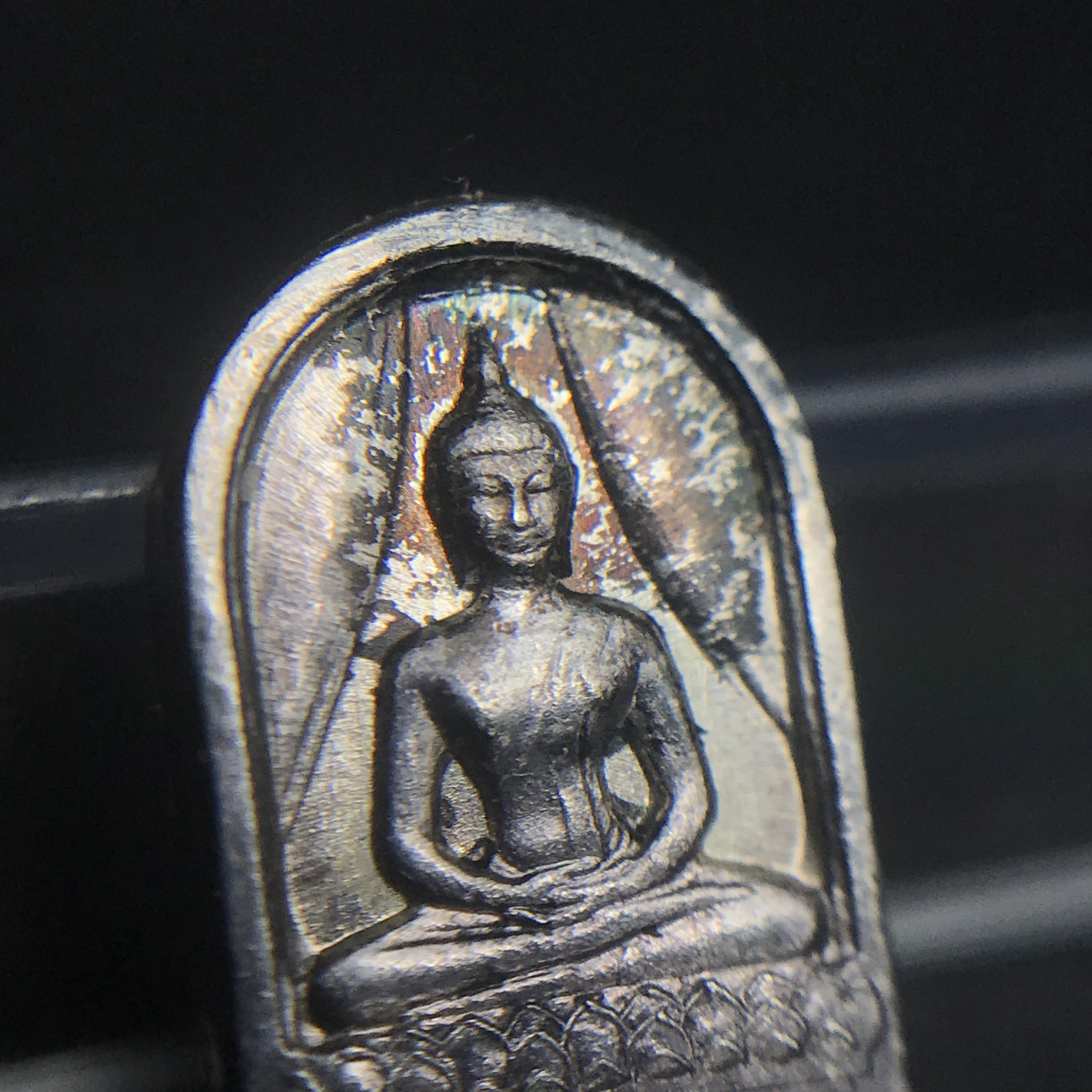 พระปรกใบมะขาม พระพุทธสิหิงค์ ภปร ธรรมศาสตร์ 50ปี เนื้อเงิน(ในหลวงรัชกาลที่9 เสด็จเททอง)(พระปรกใบมะขาม ภปร. รุ่นแรก)หายาก ผิวเดิมสวย