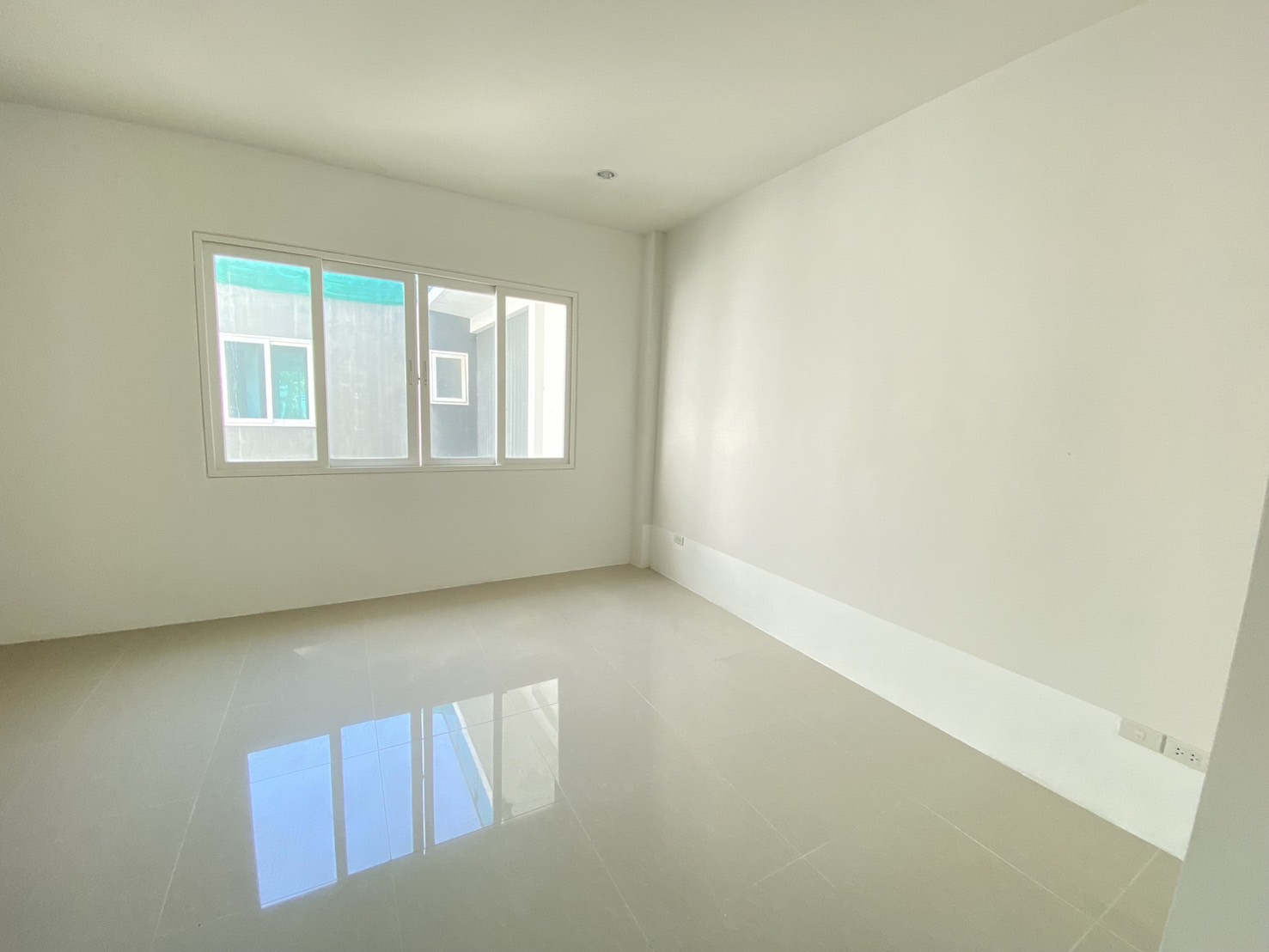 For Sales : Sea front, 2-Story commercial buildings, 3 Bedroom 6 Bathroom