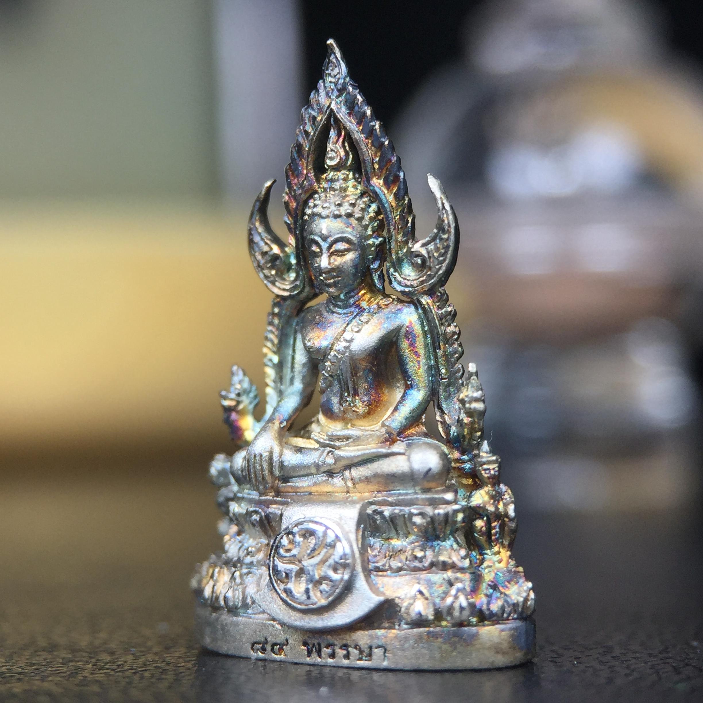 พระพุทธชินราช(จำลอง) ภปร. 84 พรรษา เนื้อเงินชุบทองคำขาว พิมพ์เล็กขนาดหน้าตัก 1/4 นิ้ว (สภาพผิวเดิมสวย ขึ้นสีรุ้งธรรมชาติ แบบนิยม)(พระราชทานมวลสาร จิตรลดาและเส้นพระเจ้า(เส้นผม))พุทธศิลป์ทรงคุณค่าอีกหนึ่งรุ่นยอดนิยม