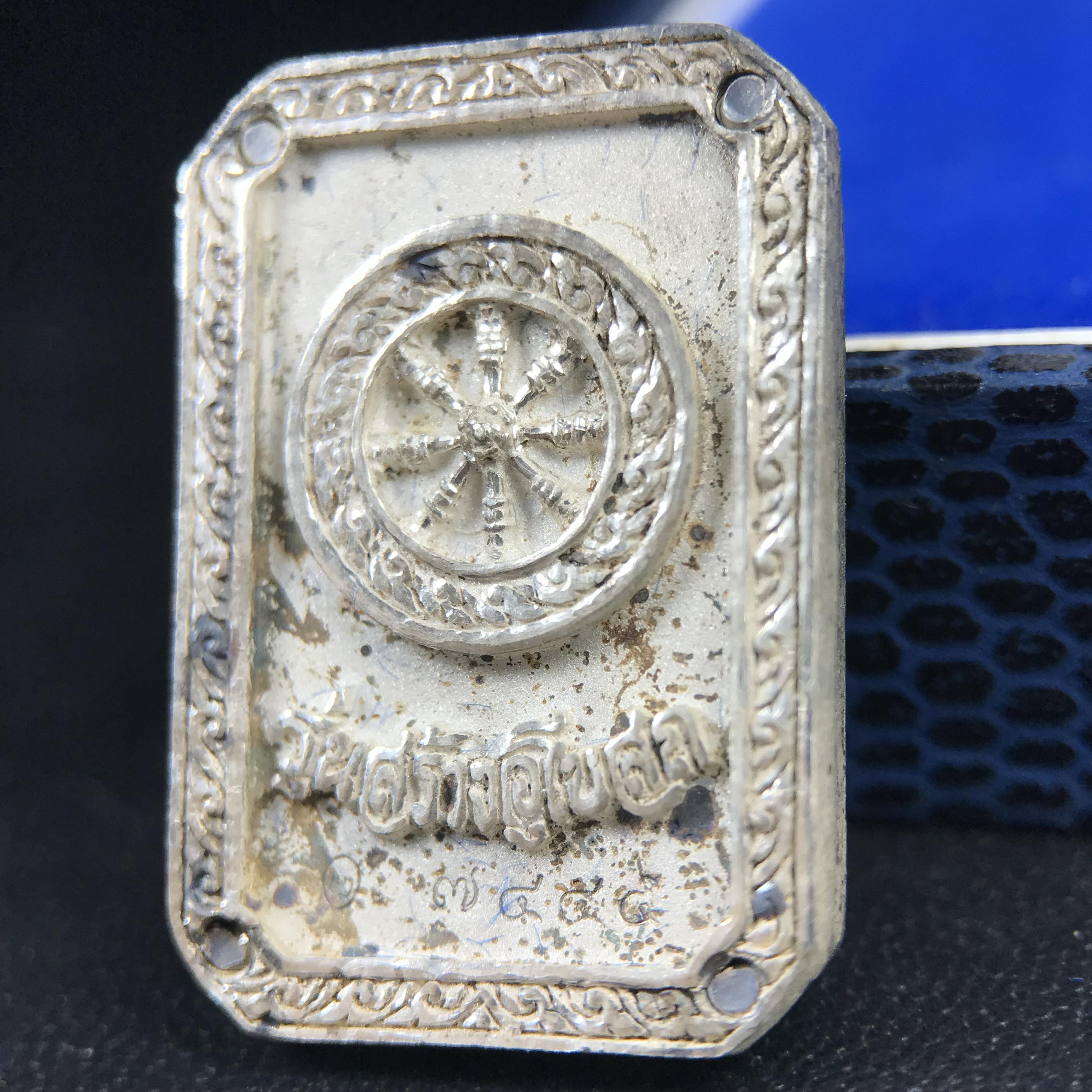 พระพุทธโสธร(หลวงพ่อโสธร) รุ่นสร้างอุโบสถ พิธีมหาพุทธาภิเษก ณ พระอุโบสถวัดโสธรวรารามวรวิหาร ปี 2539 เนื้อเงินทรายนวลขัดเงาบางส่วน พิมพ์แปดเหลี่ยม(หายากสร้างน้อย)กล่องบรรจุเดิมครบสมบูรณ์สวยงดงาม(เนื้อเงินผิวเดิมรุ้งสวยสวย องค์หมายเลขสวย ๗๔๔๕)