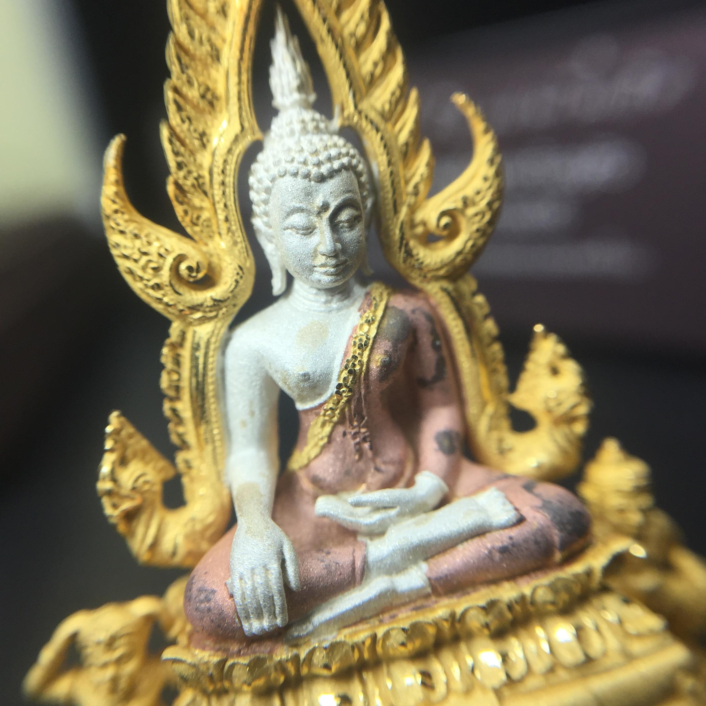 พระพุทธชินราช ภปร. โครงการ "เพราะแผ่นดินนี้ คือ แผ่นดินเกิด" ปี2548(รุ่นแรก) ลอยองค์ หน้าตัก 1/2 นิ้ว เนื้อเงินสามกษัตริย์