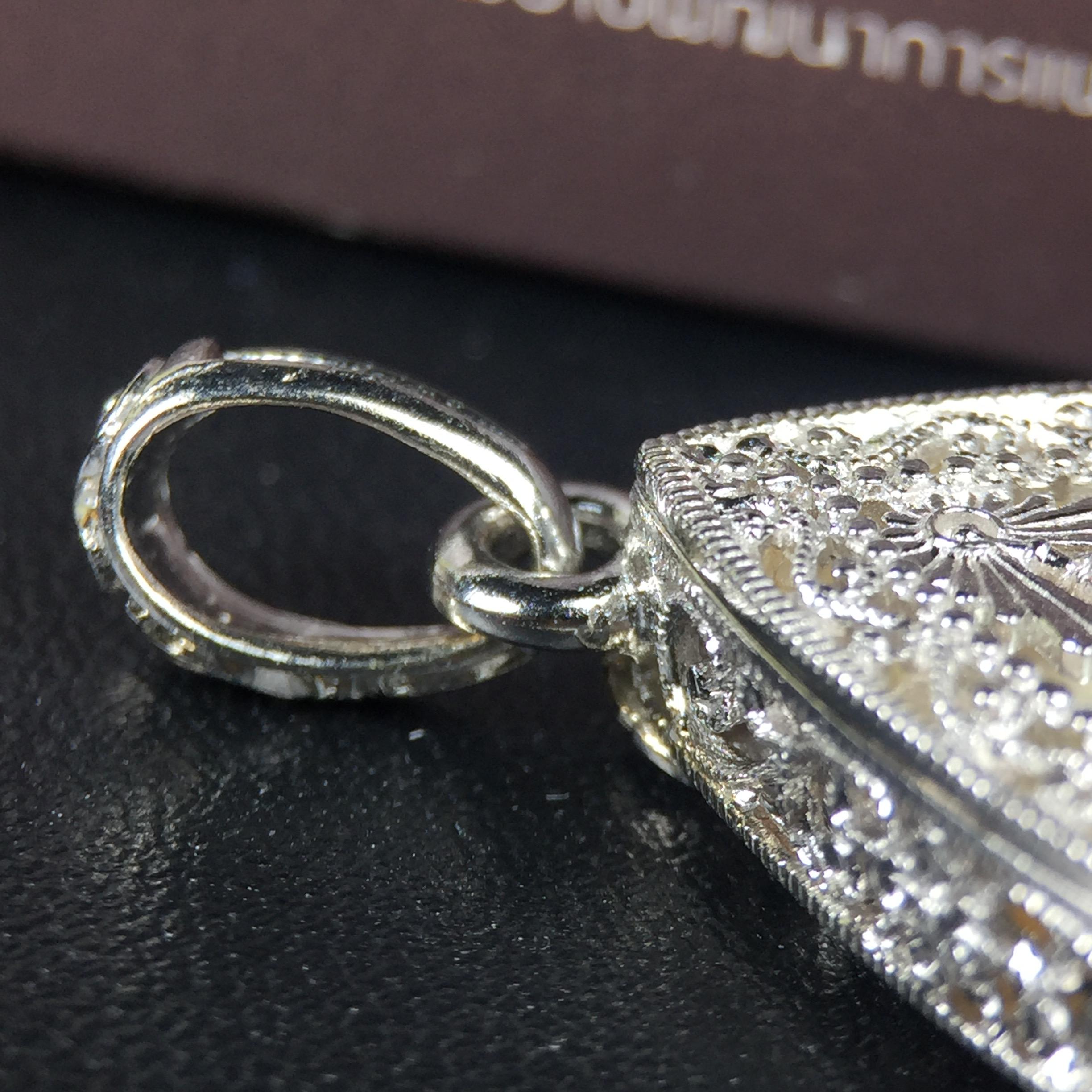 พระพุทธชินราช ภปร. โครงการ "เพราะแผ่นดินนี้ คือ แผ่นดินเกิด" ปี2548(รุ่นแรก) เหรียญทรงใบโพธิ์ ขนาด 21 x 29 มม. เนื้อเงินสามกษัตริย์ องค์พระชุบสามกษัตริย์ ล้อมด้วยกรอบเงินชุบทองคำขาวสลักเสลาเป็นลวดลายละเอียดอ่อน ส่วนพื้นองค์พระเป็นเปลือกหอยมุข