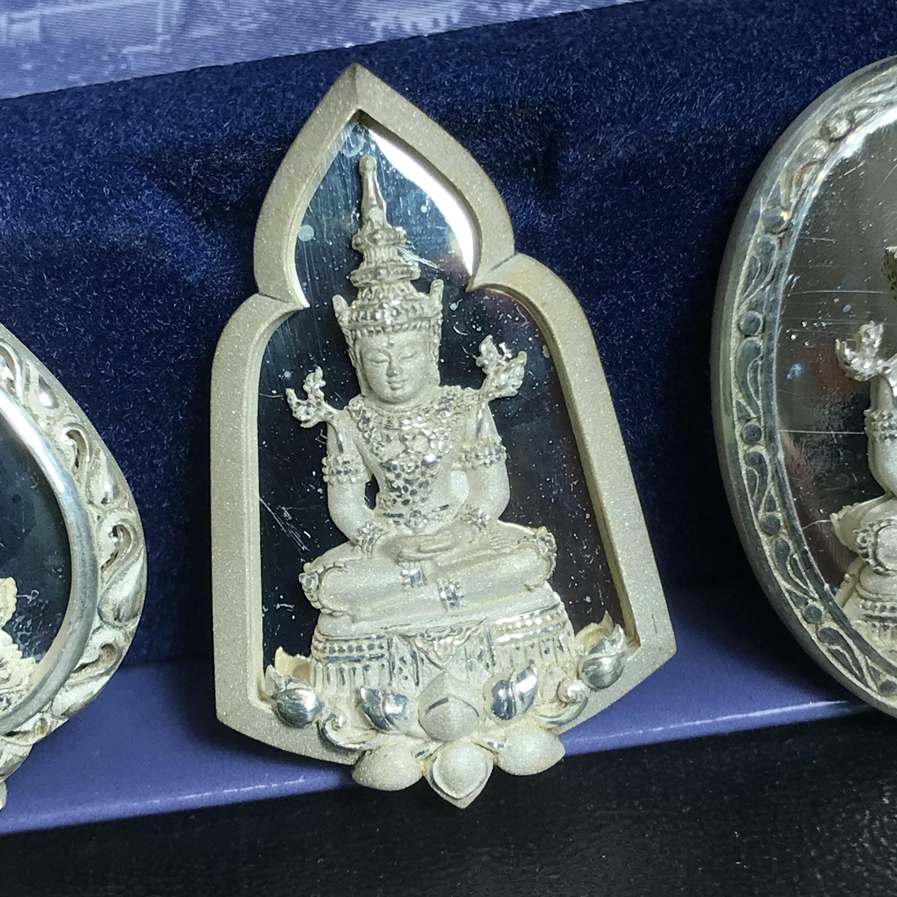 พระแก้วมรกต ภปร. ปี2547 จัดสร้างโดย รพ.ภูมิพลฯ เนื้อเงิน เหรียญทรงดอกบัว+เหรียญทรงซุ้ม+เหรียญทรงกลมรี(ครบ3พิมพ์ชุดเหรียญเนื้อเงิน)(1ใน3000องค์)