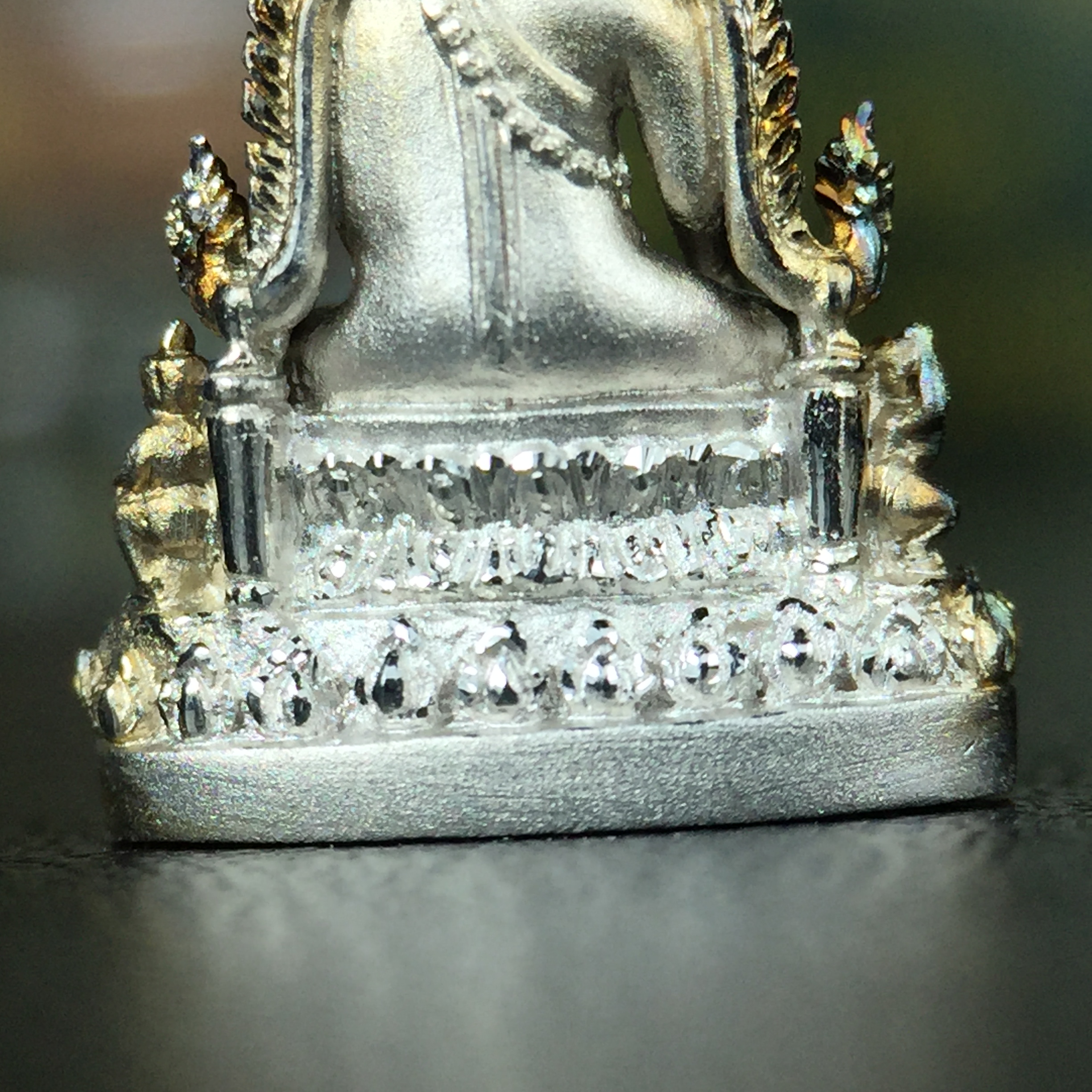 พระพุทธชินราช(จำลอง) ภปร. 84 พรรษา เนื้อเงินชุบทองคำขาว พิมพ์เล็กขนาดหน้าตัก 1/4 นิ้ว (สภาพผิวเดิมสวย ขึ้นสีรุ้งธรรมชาติ แบบนิยม)(พระราชทานมวลสาร จิตรลดาและเส้นพระเจ้า(เส้นผม))