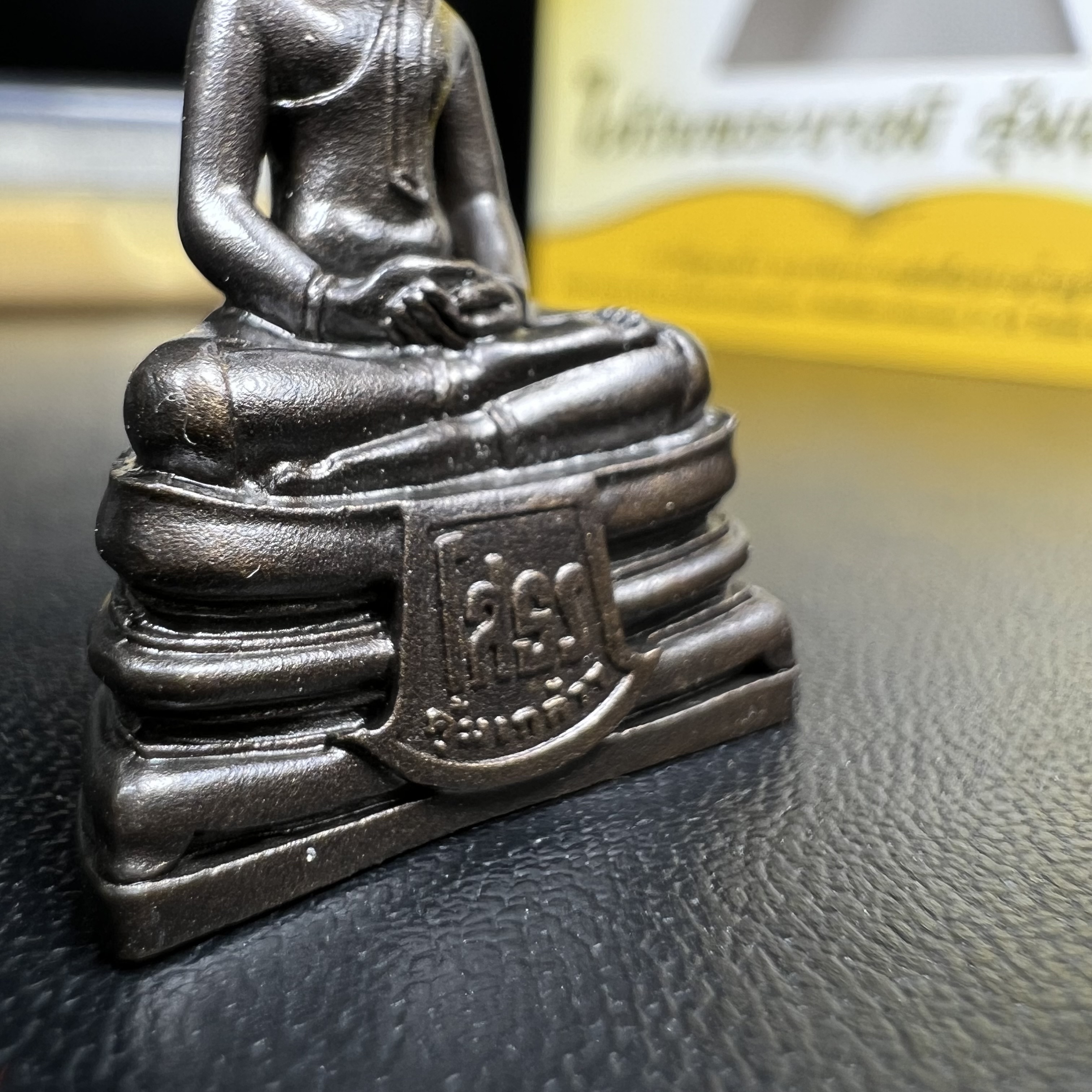 พระพุทธโสธร คุ้มเกล้าฯ ภปร.(ใต้ร่มพระบารมี คุ้มเกล้า) 60ปี โรงพยาบาลภูมิพลฯ พ.ศ.2552 เนื้อนวโลหะ รมดำ(พิมพ์ใหญ่ขนาด 30*20 มม.)สภาพสวยเดิมพร้อมกล่องบรรจุเดิม ตอกโค๊ดหมายเลขกำกับ