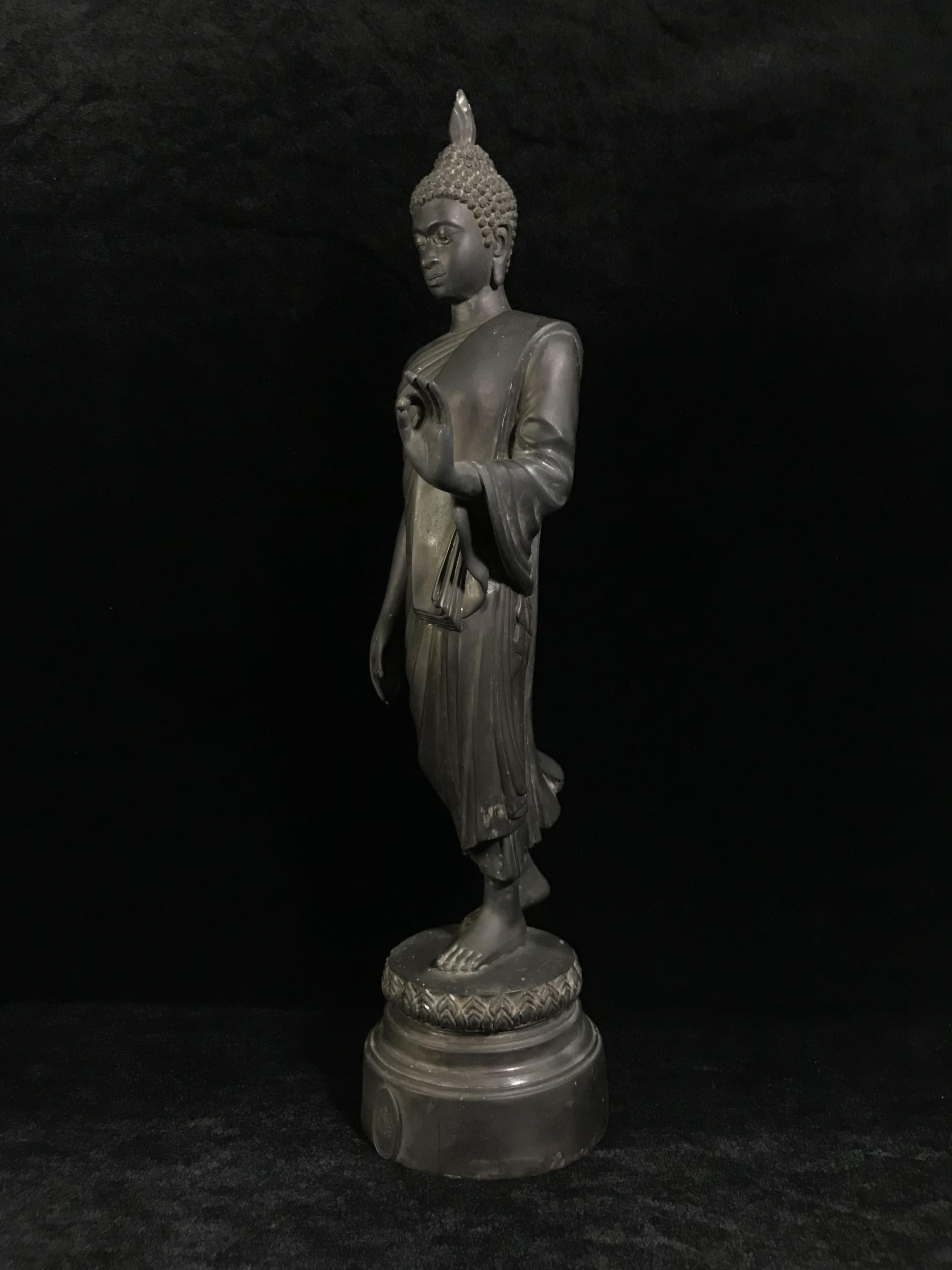 พระบูชา 25พุทธศตวรรษ พระศรีศากยะทศพลญาณ ประธานพุทธมณฑลสุทรรศน์ ปี 2531 ตราสัญลักษณ์พระราชพิธีรัชมังคลาภิเษก ปี 2531 หมายเลข (๑๕)๕๘๓ ขนาดความสูง 15 นิ้ว รวมฐานสูง 18 นิ้ว(นิยมหายาก)