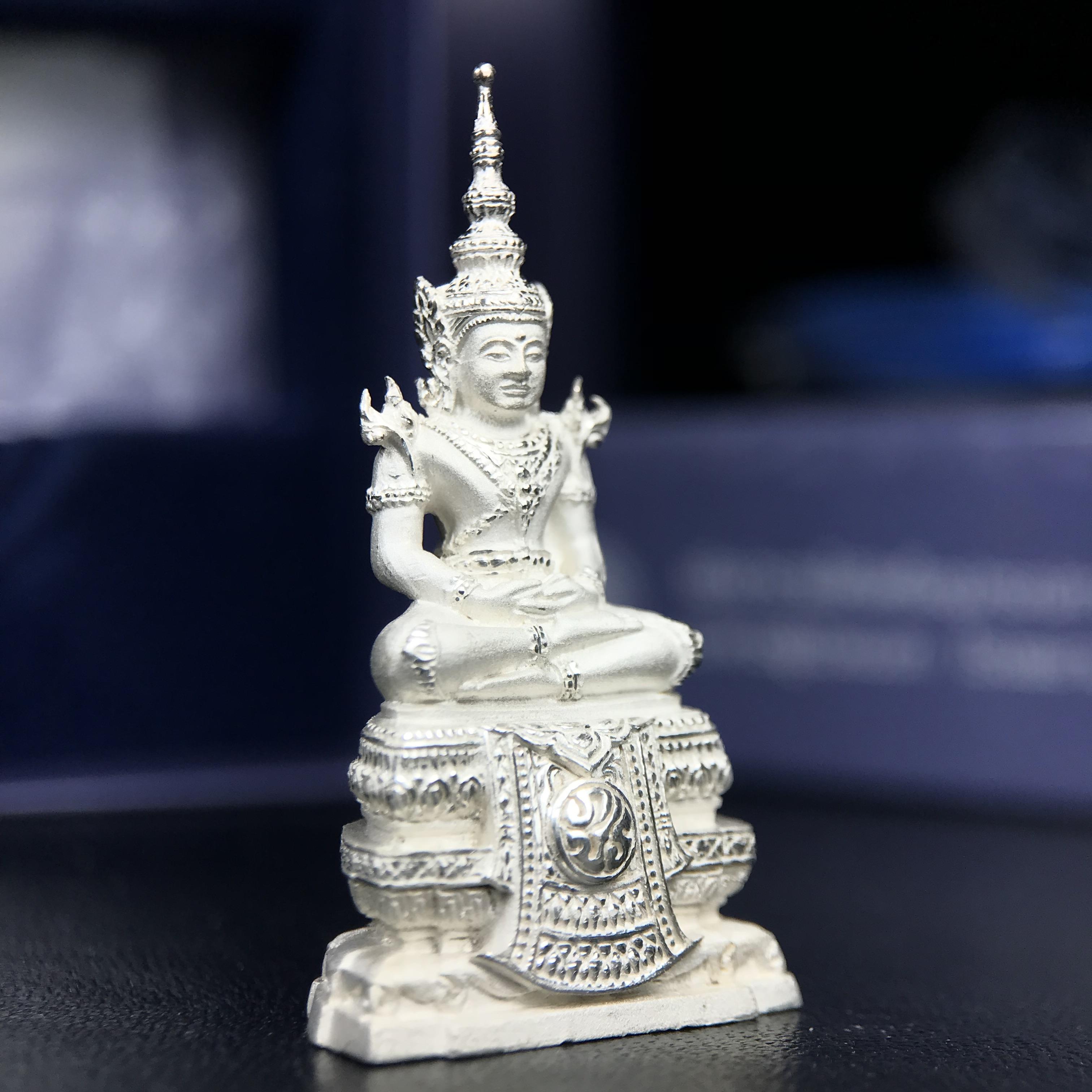 พระแก้วมรกต ภปร. ปี 2547 จัดสร้างโดยโรงพยาบาลภูมิพลอดุลยเดช เนื้อเงิน ลอยองค์ สูง 3.7 ซม. หน้าตัก 1/2 นิ้ว พิธีมหามังคาภิเษก ณ พระอุโบสถวัดพระศรีรัตนศาสดาราม(วัดพระแก้ว) งดงามทรงคุณค่าอีกหนึ่งรุ่นยอดนิยม หายาก(หมายเลขสวย ๑๔๙๙)(1ใน3000องค์)