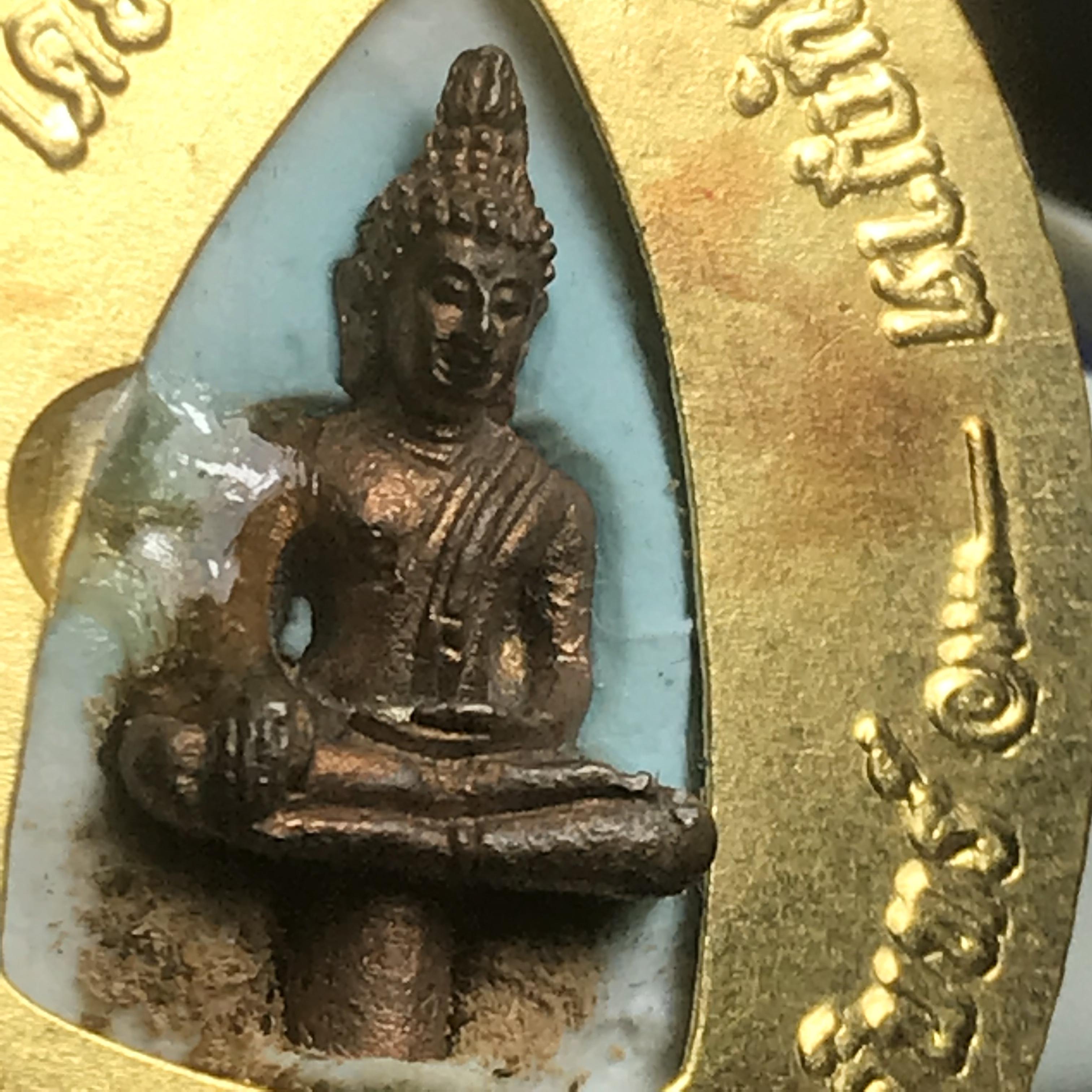 ล็อกเกตในหลวงรัชกาลที่9 ที่ระลึกครบ 25 ปี มูลนิธิศรีรัตนโกสินทร์ วัดสุทธาราม พ.ศ. 2550 พิมพ์ทรงวงรีรูปไข่เล็ก ฉากสีทอง หลังปิดแผ่นทองคำ ฝังพระยอดธง บรรจุมวลสารจิตรลดาและเกศาในหลวง ร.9 (หมายเลข 123)(นัมเบอร์สวยเลขเรียง)(นิยมหายากสุด)(1 ใน 422 องค์)