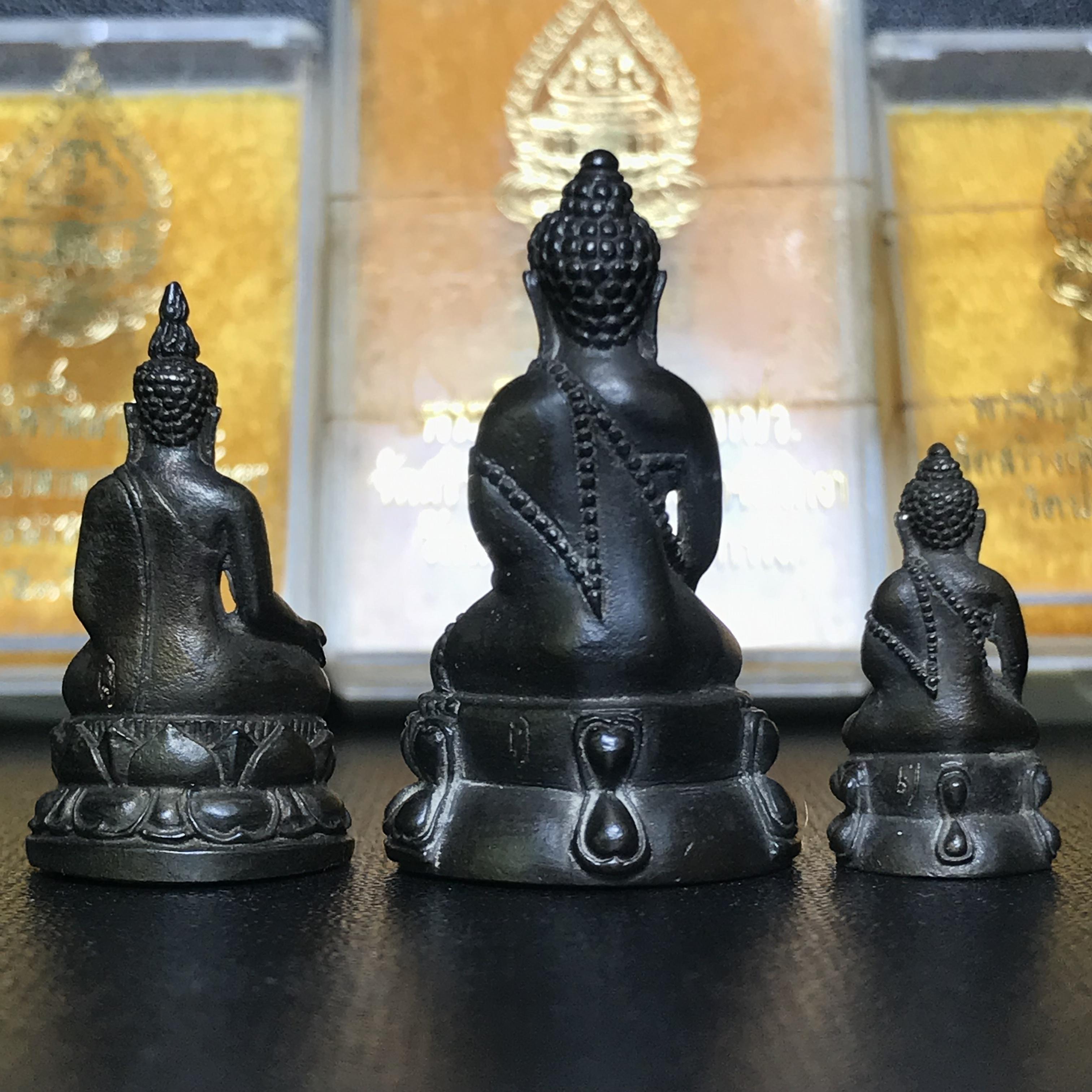 พระกริ่งนวปทุม ภปร.-พระชัยวัฒน์นวปทุม ภปร.-พระกริ่งไพรีพินาศ ภปร. รุ่นแรก วัดปทุมวนาราม ครบชุดเนื้อนวโลหะ ปี2535(ในหลวงรัชกาลที่9เสด็จเททอง)(1ใน3000องค์)หายาก