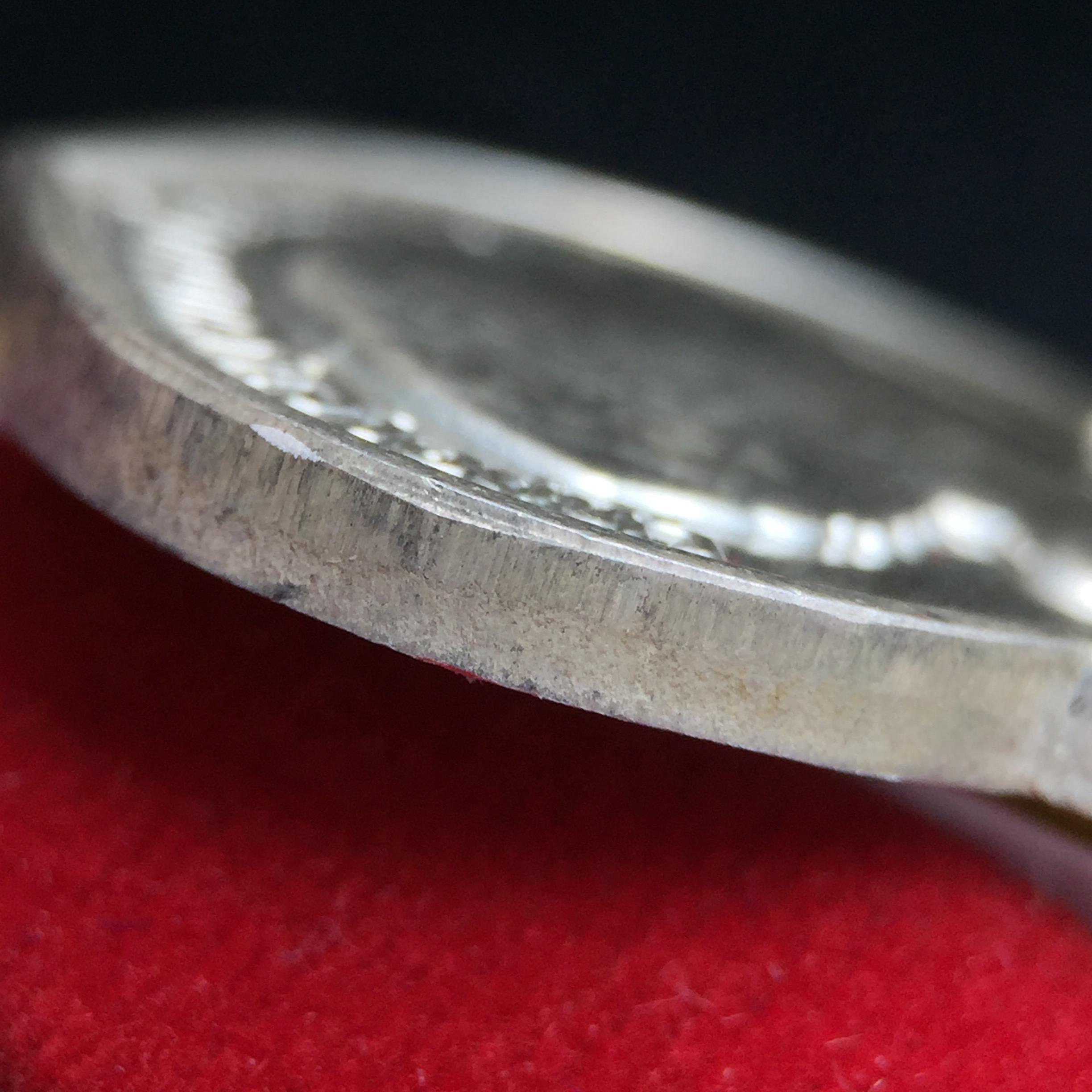 เหรียญที่ระลึกรัชกาลที่ 5 รุ่น ครบ 111 ปี โรงเรียนนายร้อยพระจุลจอมเกล้า ปี 2541 เหรียญทรงเสมาเนื้อเงิน(ขนาดสูง 3.5 ซม.) (ซีนซองเดิมกล่องเดิมครบ) ผลิตโดย กองกษาปณ์ กรมธนารักษ์ สมเด็จพระญาณสังวร สมเด็จพระสังฆราช วัดบวรนิเวศวิหาร ทรงเป็นประธาน(นิยม พิธีใหญ่)