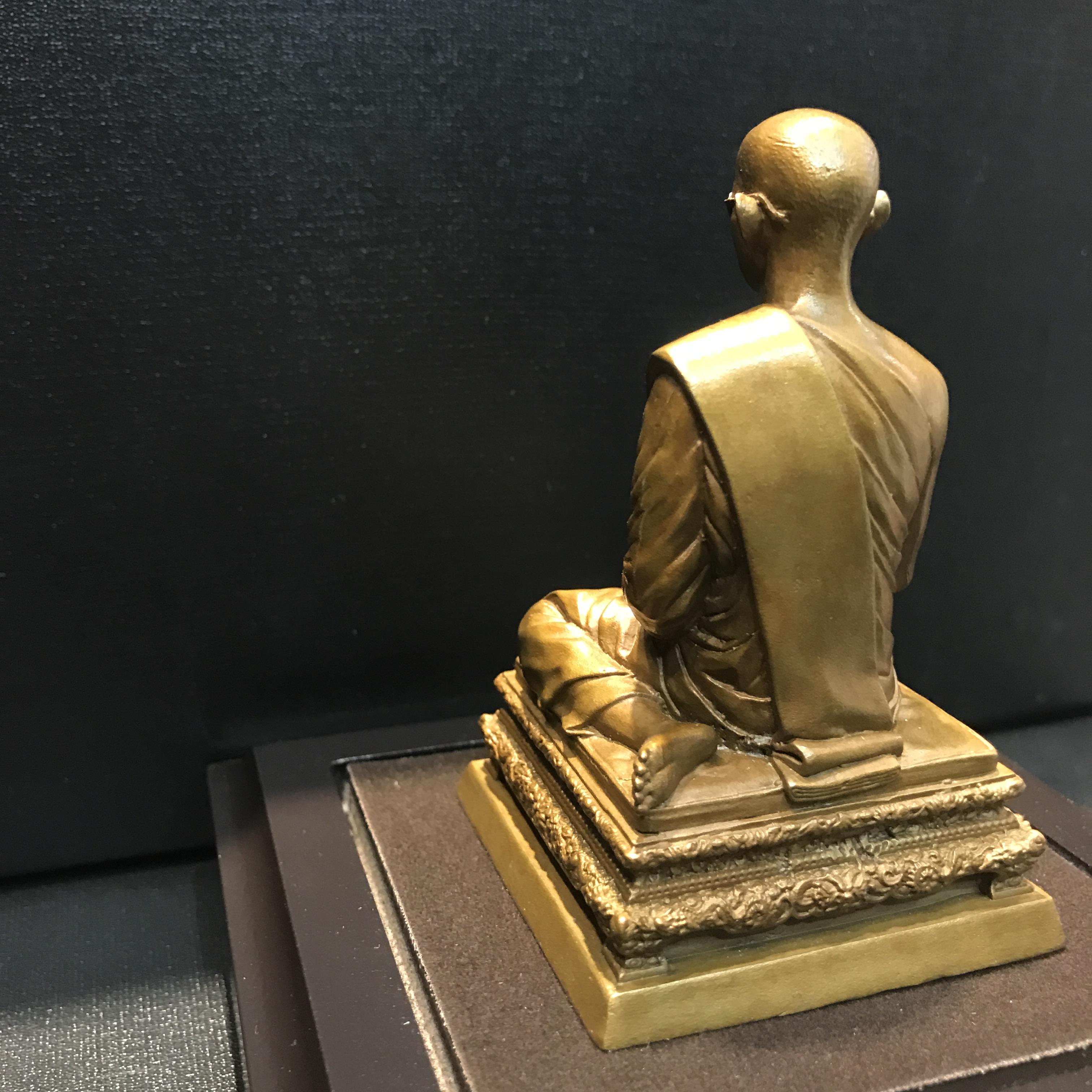 พระบรมรูปพระบาทสมเด็จพระเจ้าอยู่หัวทรงผนวช กำลังแผ่นดิน ปี2554