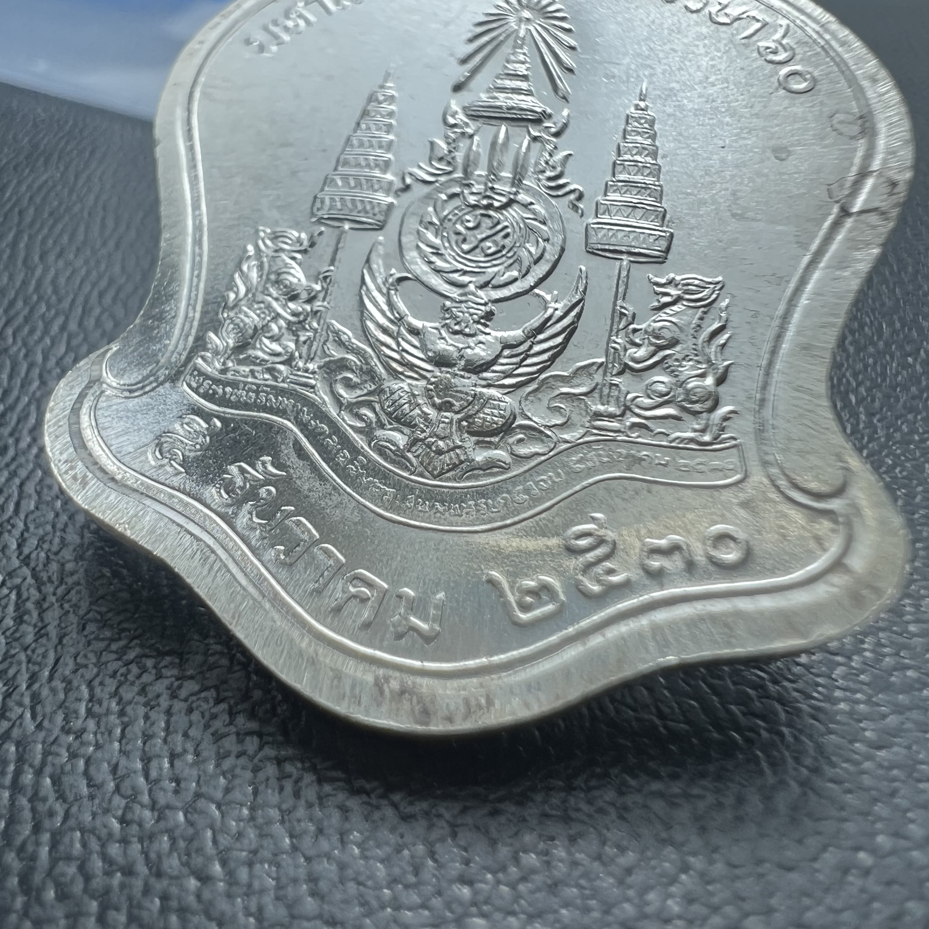 เหรียญเสมาที่ระลึกเนื่องในวโรกาสมหามงคลเฉลิมพระชนมพรรษาในหลวงรัชกาลที่9 ครบ 5 รอบ 60 พรรษา ปี 2530 จัดสร้างโดยกรมธนารักษ์ กระทรวงการคลัง เนื้อเงิน(คัดสภาพสวยซีนซองเดิม)(ทรงเสมาระฆังคว่ำ)เนื้อเงินสร้างน้อย 1 ใน 8602 เหรียญ