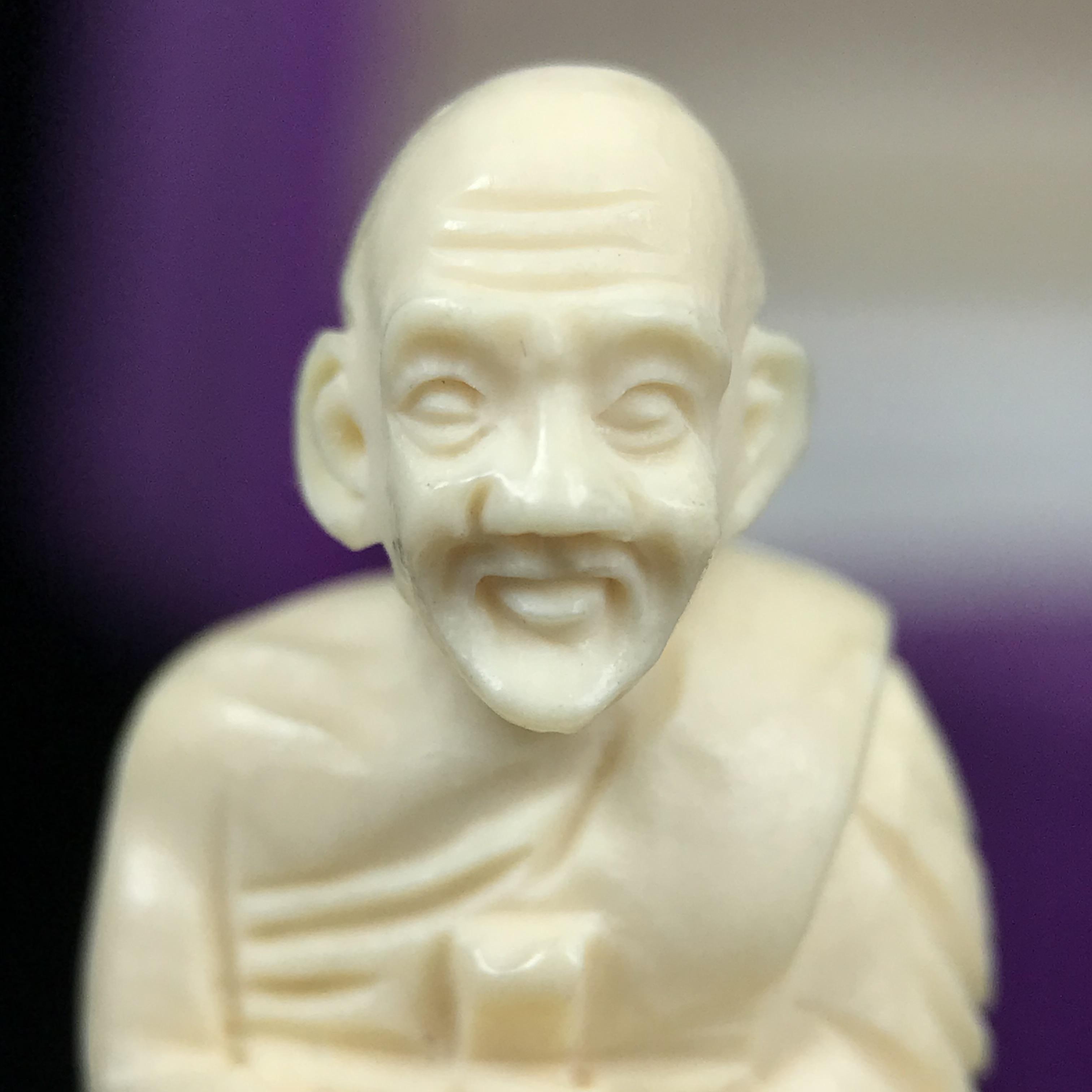 สมเด็จหลวงพ่อทวด รุ่นคชสารหมื่นปี (ศิลปาชีพ) วัดช้างให้ ปี 2541โดยมีท่าน อ.นอง วัดทรายขาว เป็นเจ้าพิธี และมีเกจิร่วมปลุกเสก 108 รูป บรรจุผงว่านเก่าและดินกากยายักษ์(พิมพ์ลอยองค์ฐานทองคำโค๊ตทองคำ)พร้อมกล่องบรรจุครบ นิยมหายาก**ผิวสวยงานแกะพุทธศิลป์สวยงดงาม**