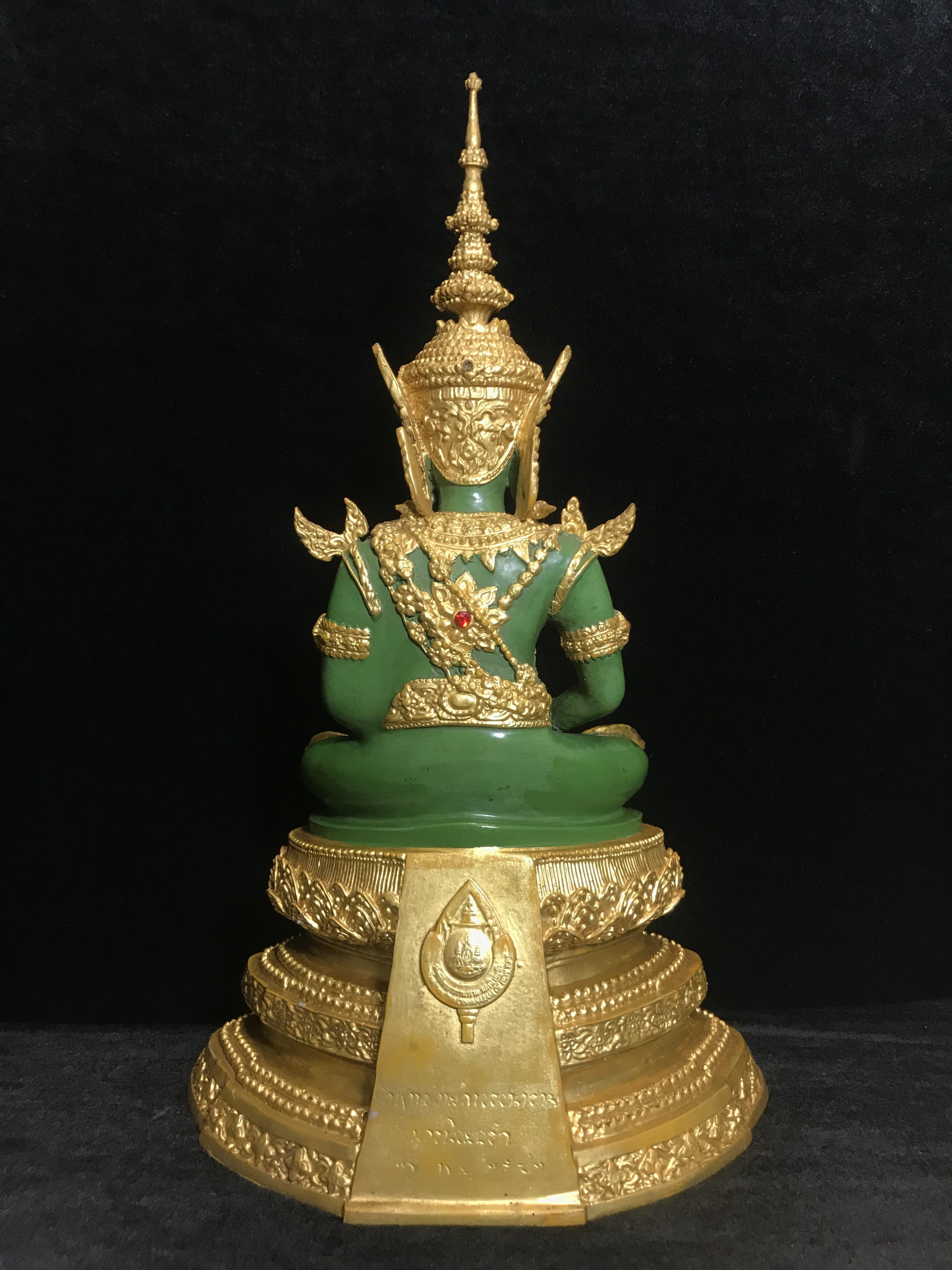 พระพุทธมหามณีรัตนปฏิมากร (จำลอง)พระแก้วมรกต วัดพุทธไทยถาวรวนาราม นครนิวยอร์ก ตรา ภปร. 6รอบ 72พรรษา ในหลวงรัชกาลที่9 ปี2542 ขนาดบูชาหน้าตัก 5นิ้ว หล่อเนื้อโลหะ(ในหลวงรัชกาลที่9 เสด็จเจิมพระสุหร่าย)(1ใน999องค์)