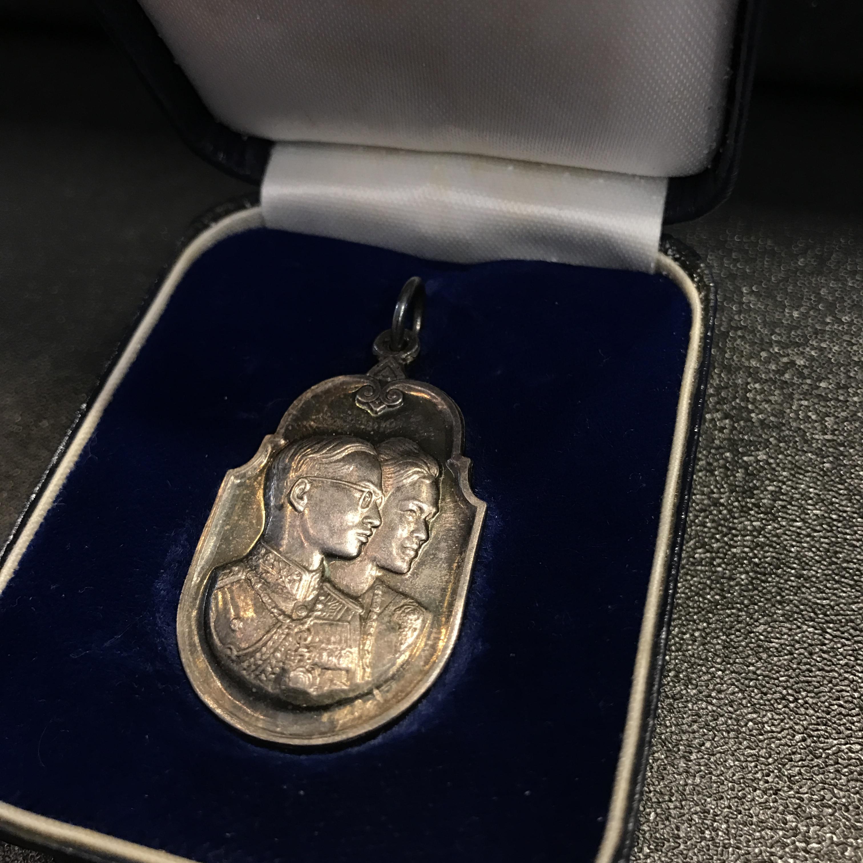 เหรียญสองพระองค์พระราชทาน ภปร. สก. เนื้อเงิน ปี2535 สภาพสวยผิวเดิมพร้อมกล่องเดิมๆ (หายาก)