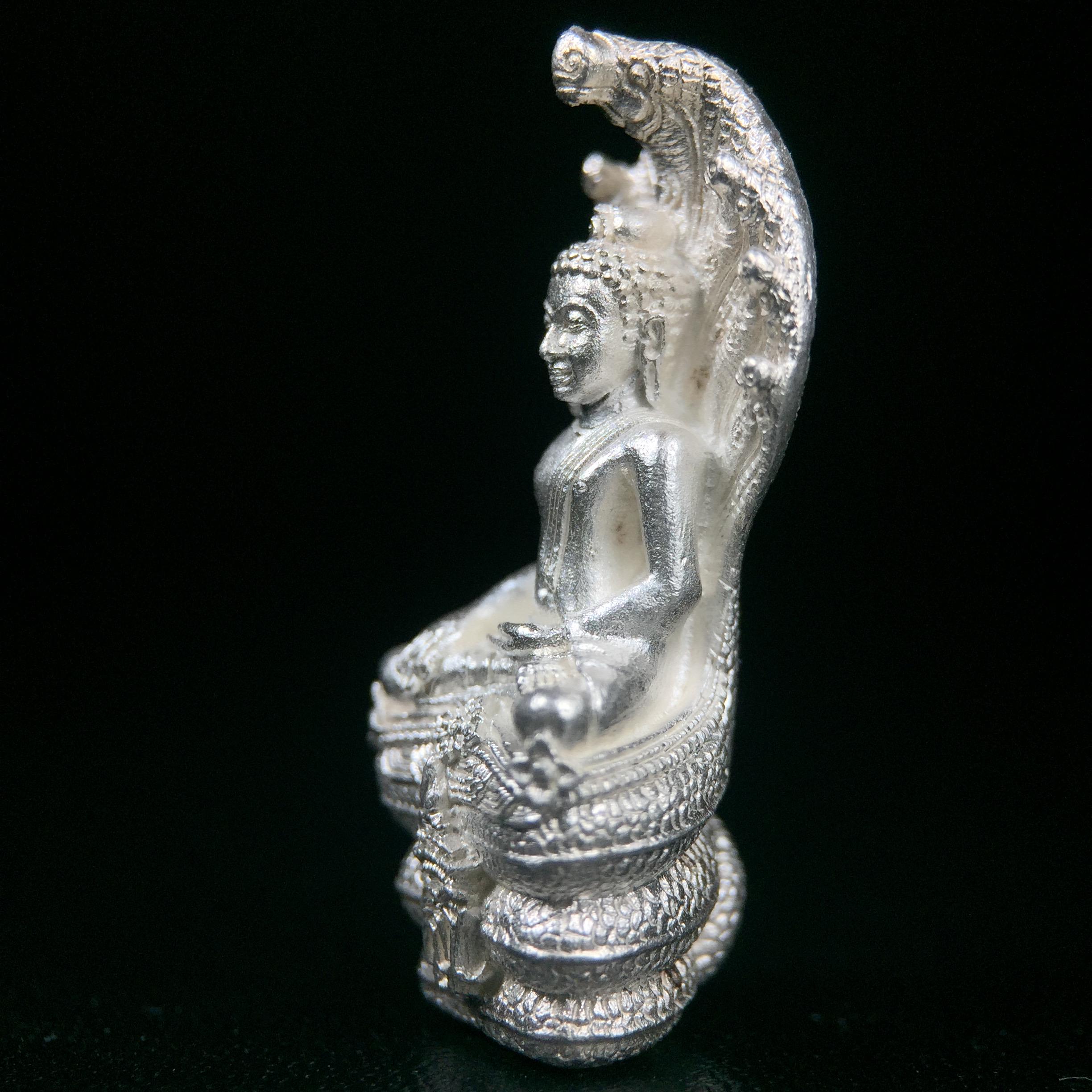 พระพุทธรูปนาคปรกปางมารวิชัย สธ. เนื่องวโรกาสสมเด็จพระเทพรัตนราชสุดาฯ ทรงเจริญพระชนมายุครบ 3 รอบ ปี2534 พิธีพุทธาภิเษก ณ วัดบวรนิเวศวิหาร โดยมีสมเด็จพระญาณสังวร สมเด็จพระสังฆราชเป็นองค์ประธาน(พิธีใหญ่ มวลสารดี พุทธศิลป์งดงาม)พระกริ่งเนื้อเงินพบเจอน้อยหายาก