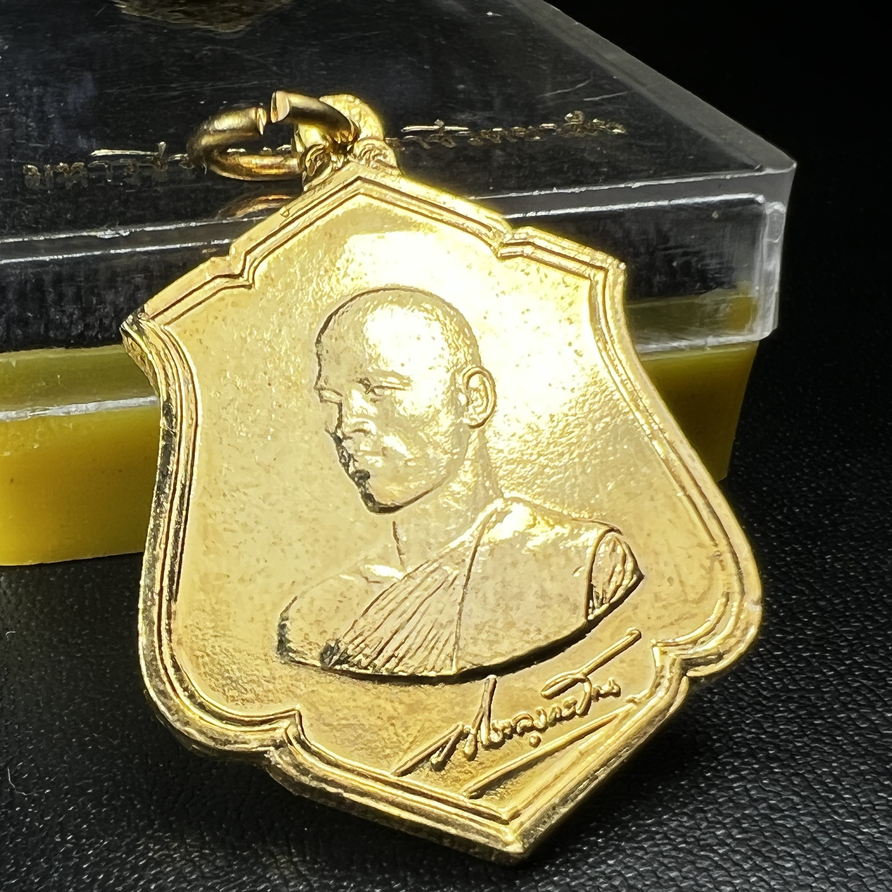 เหรียญทรงผนวช รัชกาลที่10 รุ่นแรก ปี2521 วัดบวรนิเวศวิหาร เนื้อทองแดงกะไหล่ทอง(บล็อกทองคำ)พร้อมกล่องบรรจุเดิมครบ (ปลุกเสก3พิธี เกจิอาจารย์ในยุคร่วมอธิษฐานจิต พิธีใหญ่)