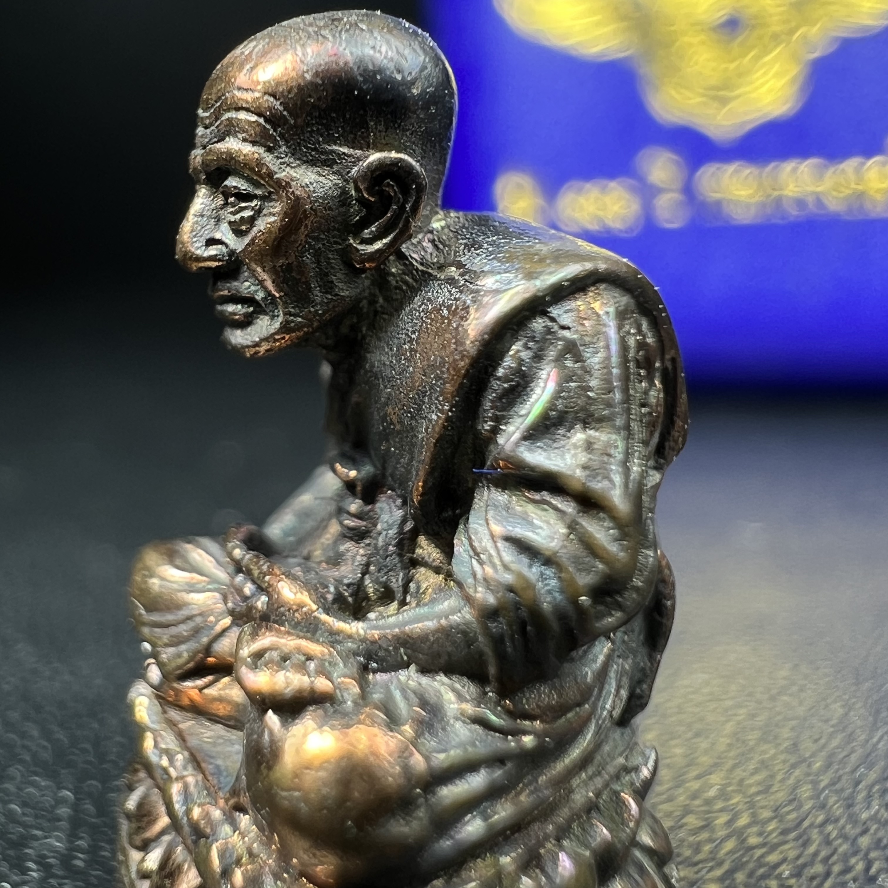 รูปเหมือนหล่อลอยองค์หลวงปู่ทวด รุ่น 111ปี กระทรวงกลาโหม เนื้อนวโลหะรมดำ-ปัดเงา ปี2540 พิธีใหญ่ เข้มขลัง นิยม พร้อมกล่องบรรจุเดิม(คัดสภาพสวยผิวเทพๆผิวรุ้งๆ)ทั้งพิธีทั้งพุทธศิลป์ทรงคุณค่าอีกหนึ่งรุ่นยอดนิยม