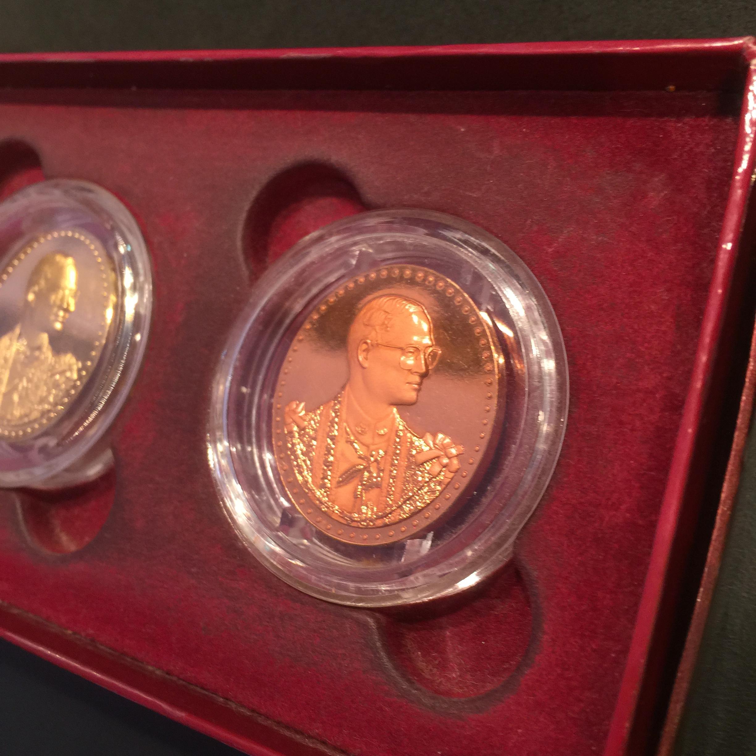 ชุดเหรียญ พระบาทสมเด็จพระเจ้าอยู่หัว 75 พรรษา