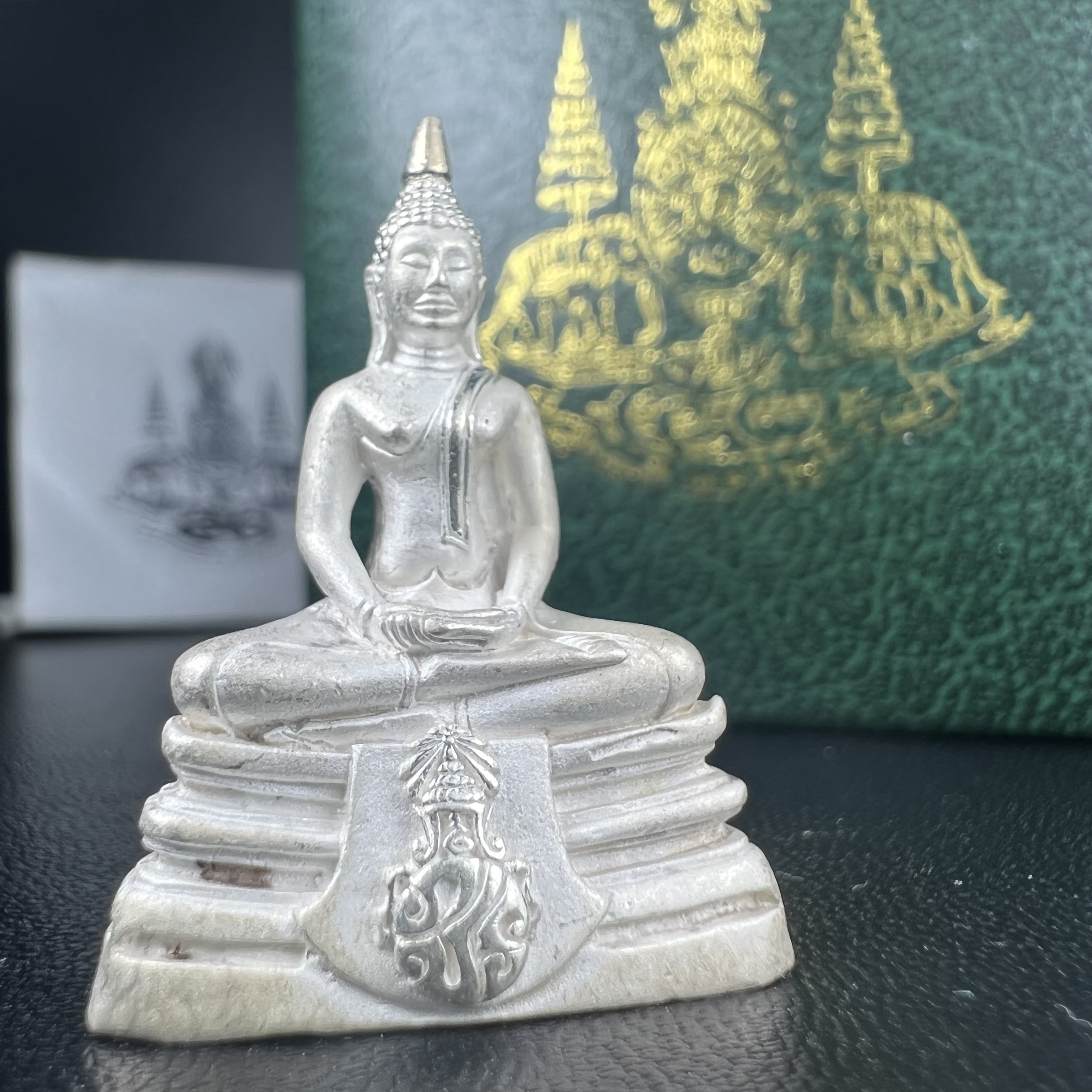 พระพุทธโสธร ภปร. รุ่นย้อนยุค สร้างพระอุโบสถ สมาคมชาวฉะเชิงเทรา จัดสร้าง ปี 2539 วโรกาสครองสิริราชสมบัติครบ 50 ปี เนื้อเงินทรายนวลขัดเงาบางส่วน(ผิวเดิม) พร้อมกล่องบรรจุและใบรับรองเดิม