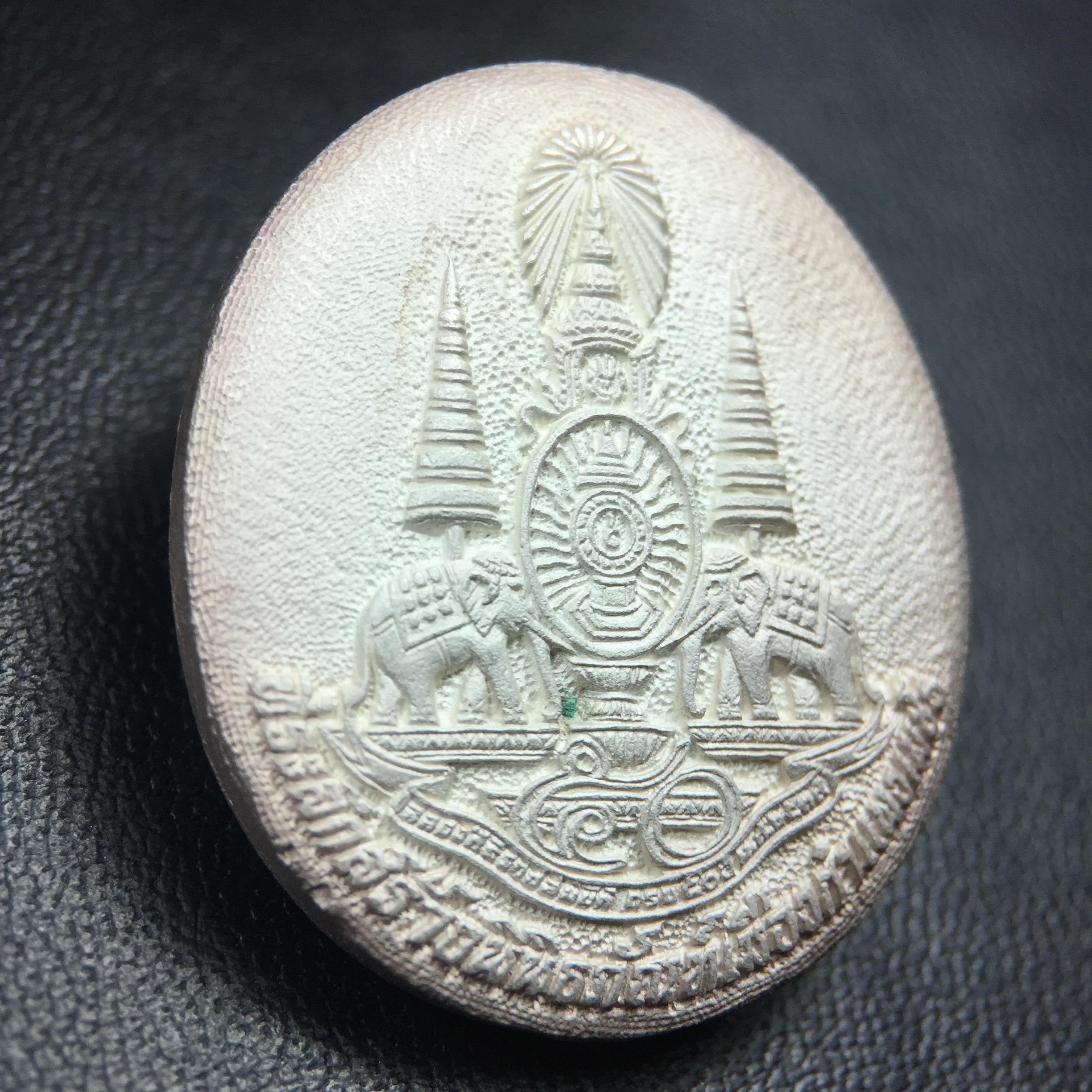 เหรียญรูปเหมือนพระญาณวิทยาคมเถร (หลวงพ่อคูณ ปริสุทโธ)ชุดกาญจนาภิเษกครองราชย์ครบ 50 ปี เนื้อเงิน วัดบวรนิเวศวิหาร ปี พ.ศ. 2538(จัดสร้างได้เหมือนหลวงพ่อคูณมาก มีรายละเอียดและความคมชัดสูง ลูกศิษย์ท่านไม่ควรพลาด วิจิตรศิลป์และพุทธศิลป์งดงาม)พิธีใหญ่