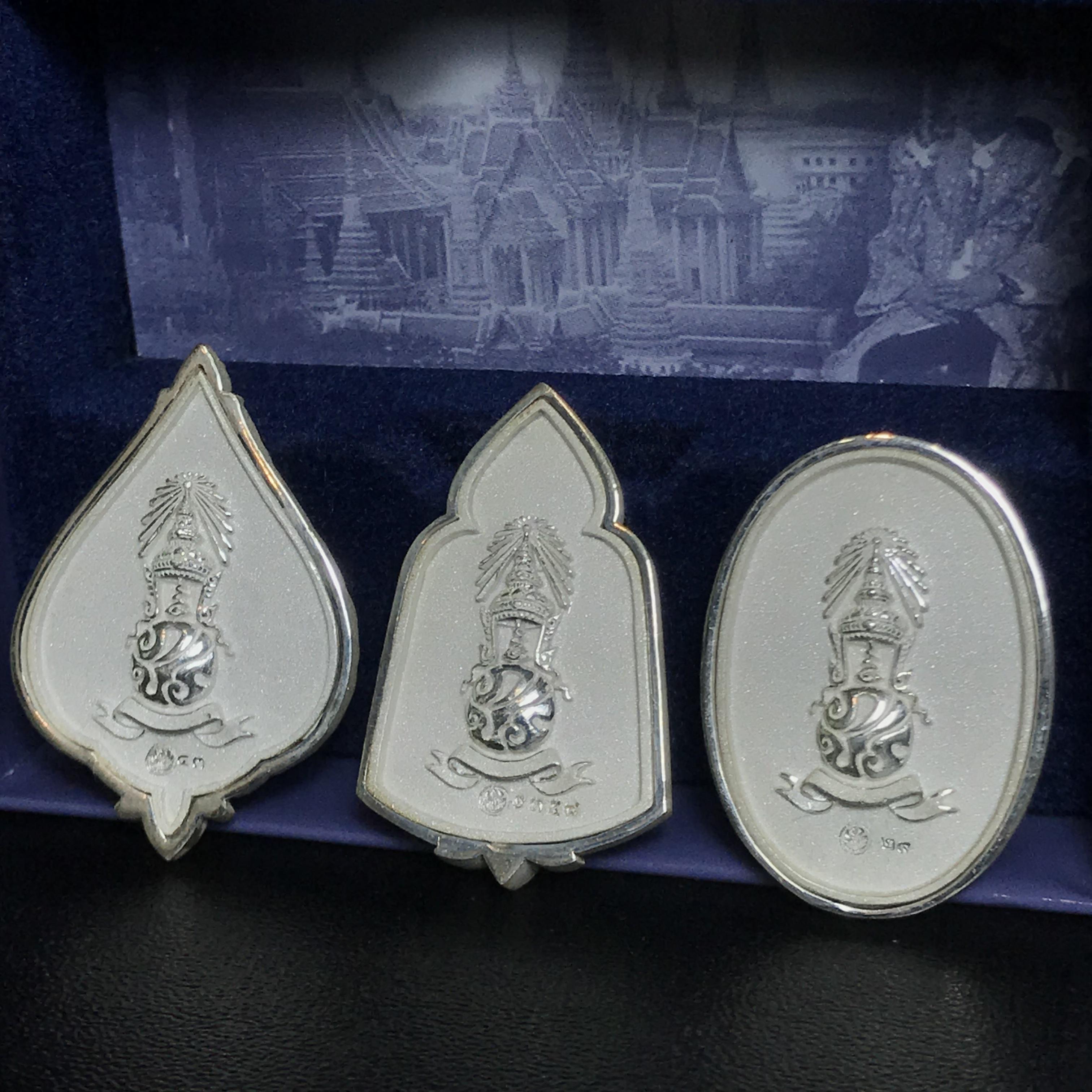 พระแก้วมรกต ภปร. ปี2547 จัดสร้างโดย รพ.ภูมิพลฯ เนื้อเงิน เหรียญทรงดอกบัว+เหรียญทรงซุ้ม+เหรียญทรงกลมรี(ครบ3พิมพ์ชุดเหรียญเนื้อเงิน)(1ใน3000องค์)