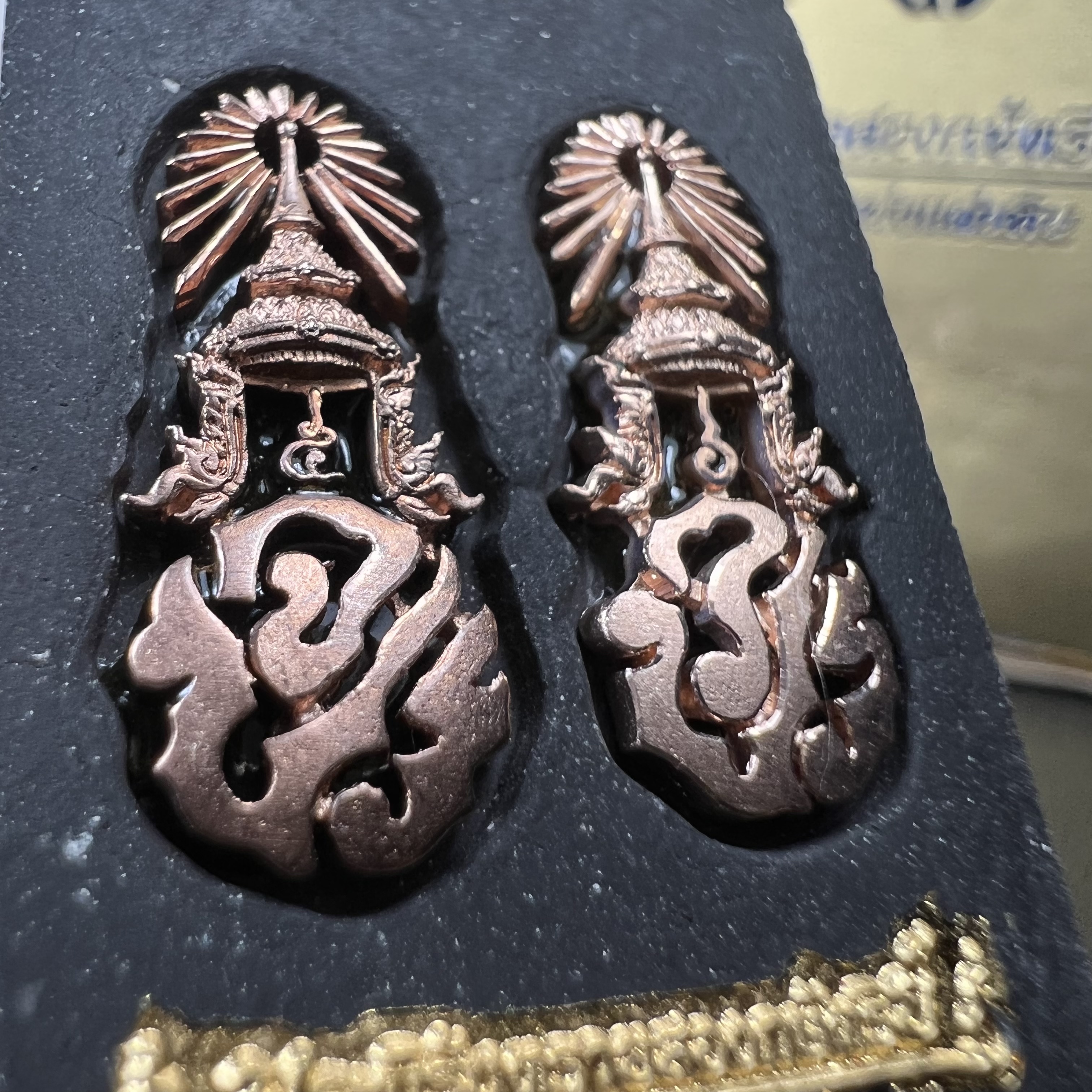 พระนิรันตรายสองกษัตริย์ มหาพุทธานุภาพแห่งแผ่นดิน ปี2552 "พระผู้ปกป้องคุ้มครองจากภัยอันตรายทั้งปวง" พระผงพิมพ์สมเด็จหน้าปัดทอง สีดำด้านหลังฝังนวโลหะชุบนาก เชิญอักษรพระปรมาภิไธยสองกษัตริย์(จปร.และ วปร.) พร้อมกล่องบรรจุเดิมครบชุด