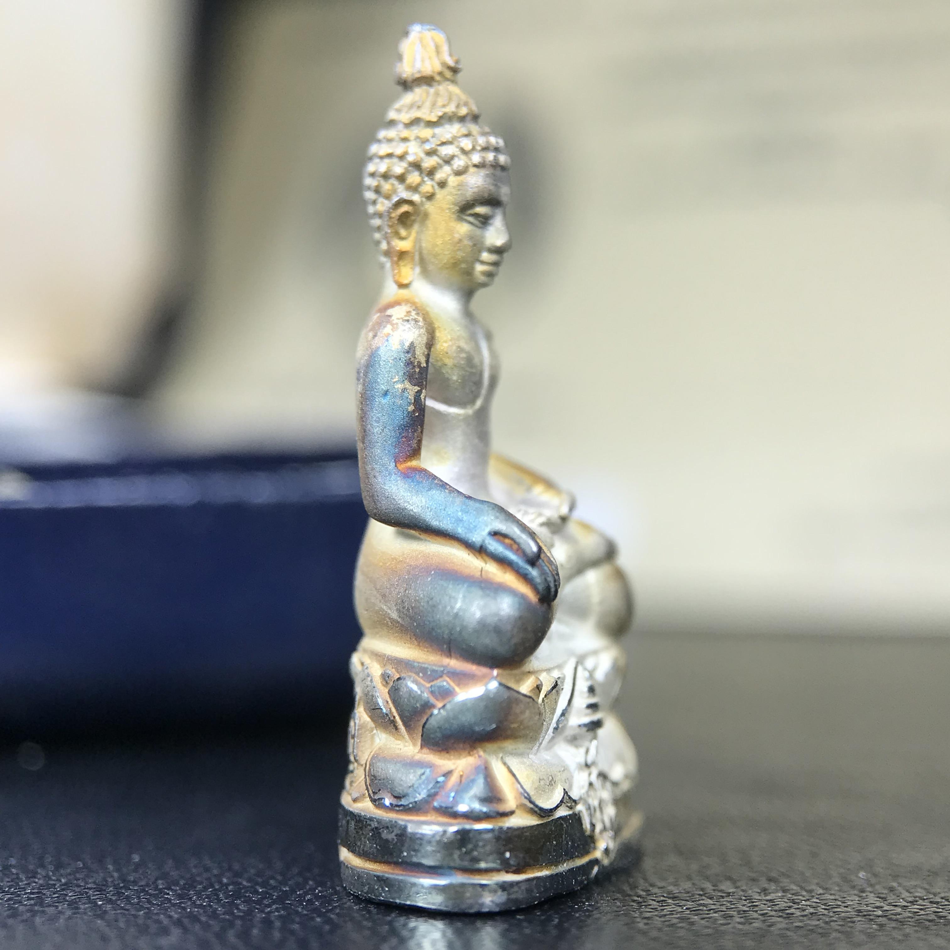 พระกริ่งไพรีพินาศ ญสส.มูลนิธิพิทักษ์ดวงตาประชาชน ฉลองศิริราชสมบัติครองราชย์ 50 ปี รัชกาลที่ 9 เนื้อเงินบริสุทธิ์ 99.9% (เนื้อเงินผิวเดิมติดรุ้งๆสวยเดิม)ขนาดสูง 2.8 ซม. พร้อมกล่องบรรจุเดิมและการ์ดใบรับรองเดิมครบสมบูรณ์(องค์หมายเลข ๒๓๒๗)