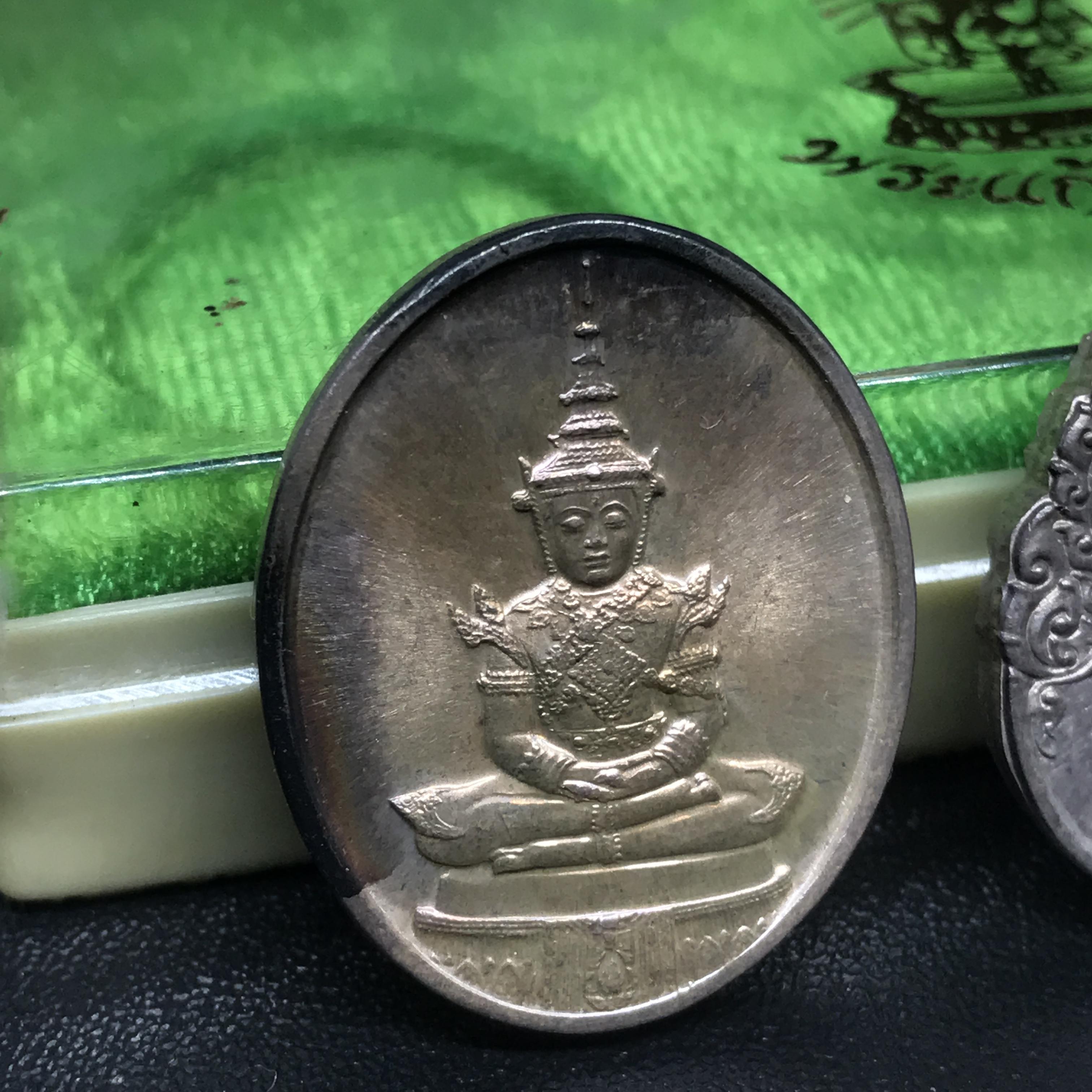 เหรียญพระแก้วมรกตหลัง ภปร ฉลองกรุงรัตนโกสินทร์ครบ 200 ปี พ.ศ.2525 เนื้อเงินกล่องบรรจุเดิมครบ3พิมพ์(บล็อกแรกไม่มีพระราชศรัธา)(ในหลวงรัชกาลที่9 เสด็จในพิธี)