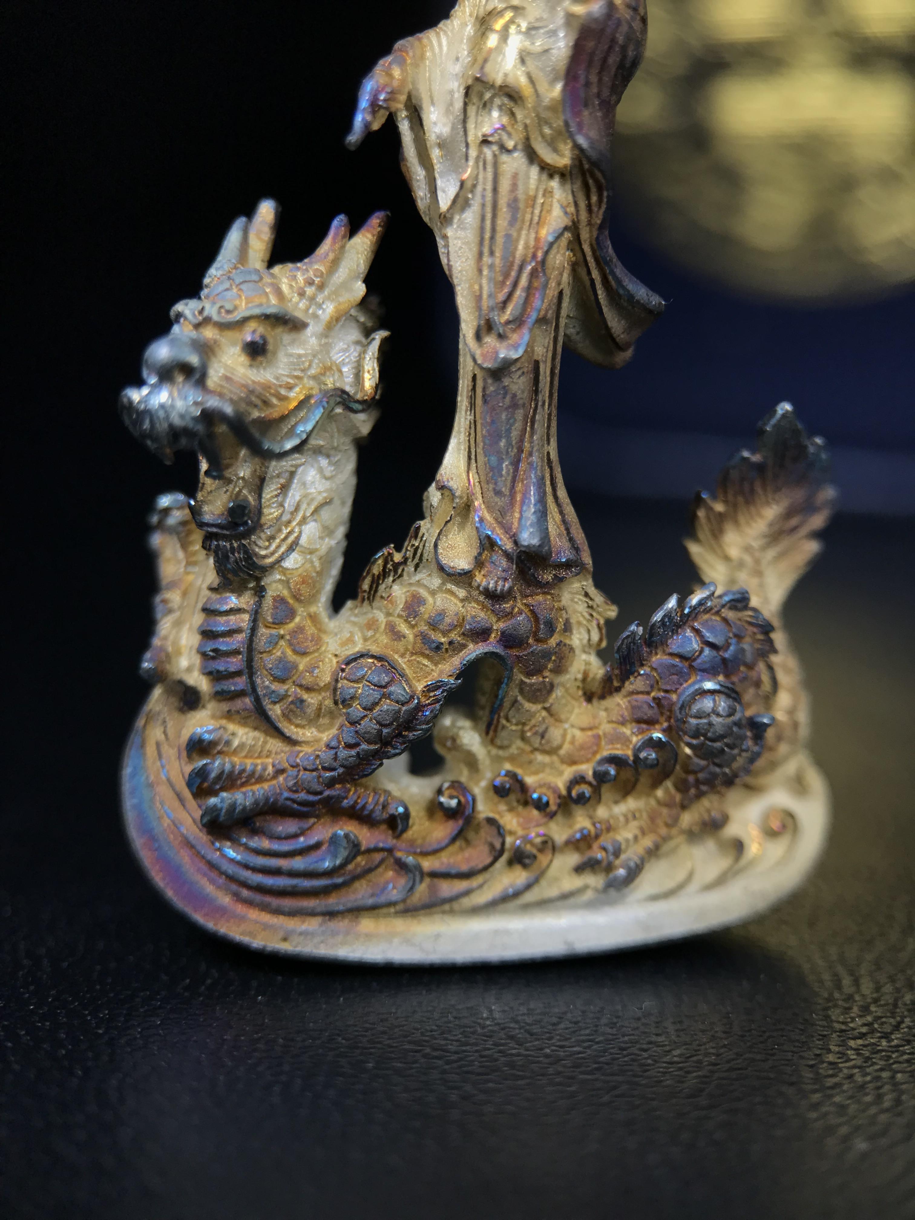 รูปหล่อลอยองค์พระโพธิสัตว์กวนอิม ทรงประทับมังกร จ.ระนอง ปี 2539 เนื้อเงิน พิมพ์ใหญ่(ผิวรุ้งไฟ)(สภาพผิวเดิมขึ้นสีรุ้งธรรมชาติสวยแบบนิยม)(เสน่ห์พระเนื้อเงินสีสันที่ธรรมชาติสรรค์สร้าง)เฉลิมฉลองในวโรกาสที่พระบาทสมเด็จพระเจ้าอยู่หัวทรงครองสิริราชสมบัติครบ50ปี