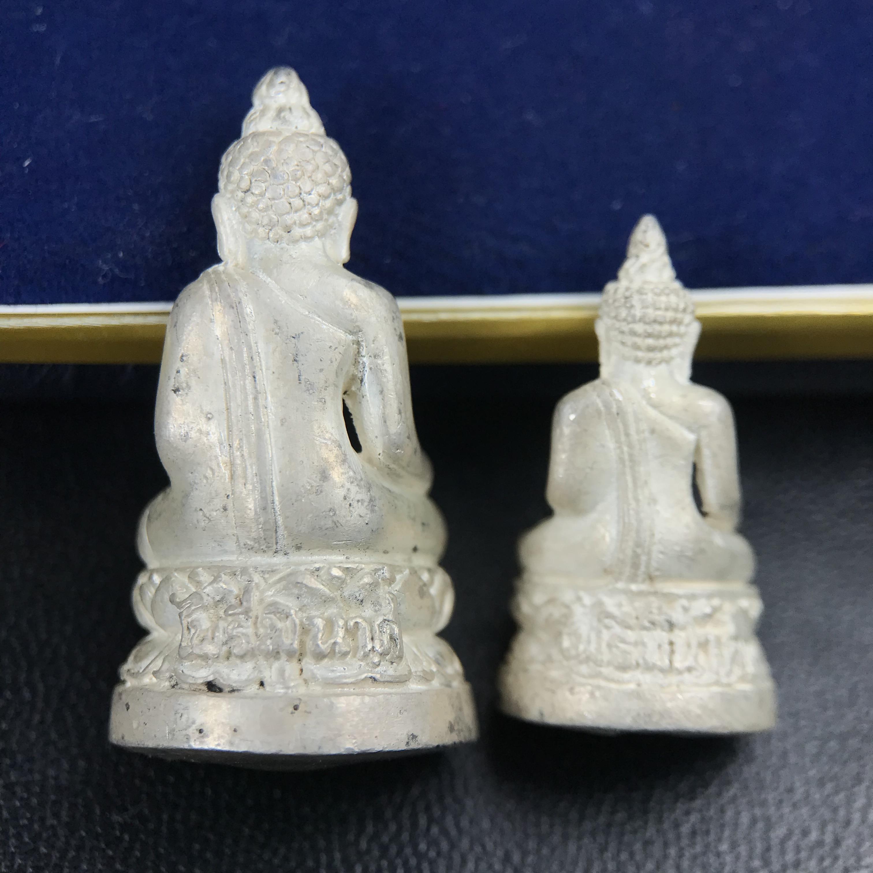 พระกริ่ง-พระชัยวัฒน์ ไพรีพินาศ ญสส.รุ่น นวฤทธิ์โภคทรัพย์ ปี 2544 อุดผงพุทธคุณ บรรจุมวลสารจิตรลดา และเส้นพระเกศาของสมเด็จพระญาณสังวร พระสังฆราชฯ พร้อมกล่องบรรจุเดิม เนื้อเงิน ก้นทองคำ(พิมพ์กรรมการ)ชุดหมายเลข ๒(1ใน 89 ชุด) หายากพบเจอน้อยมาก