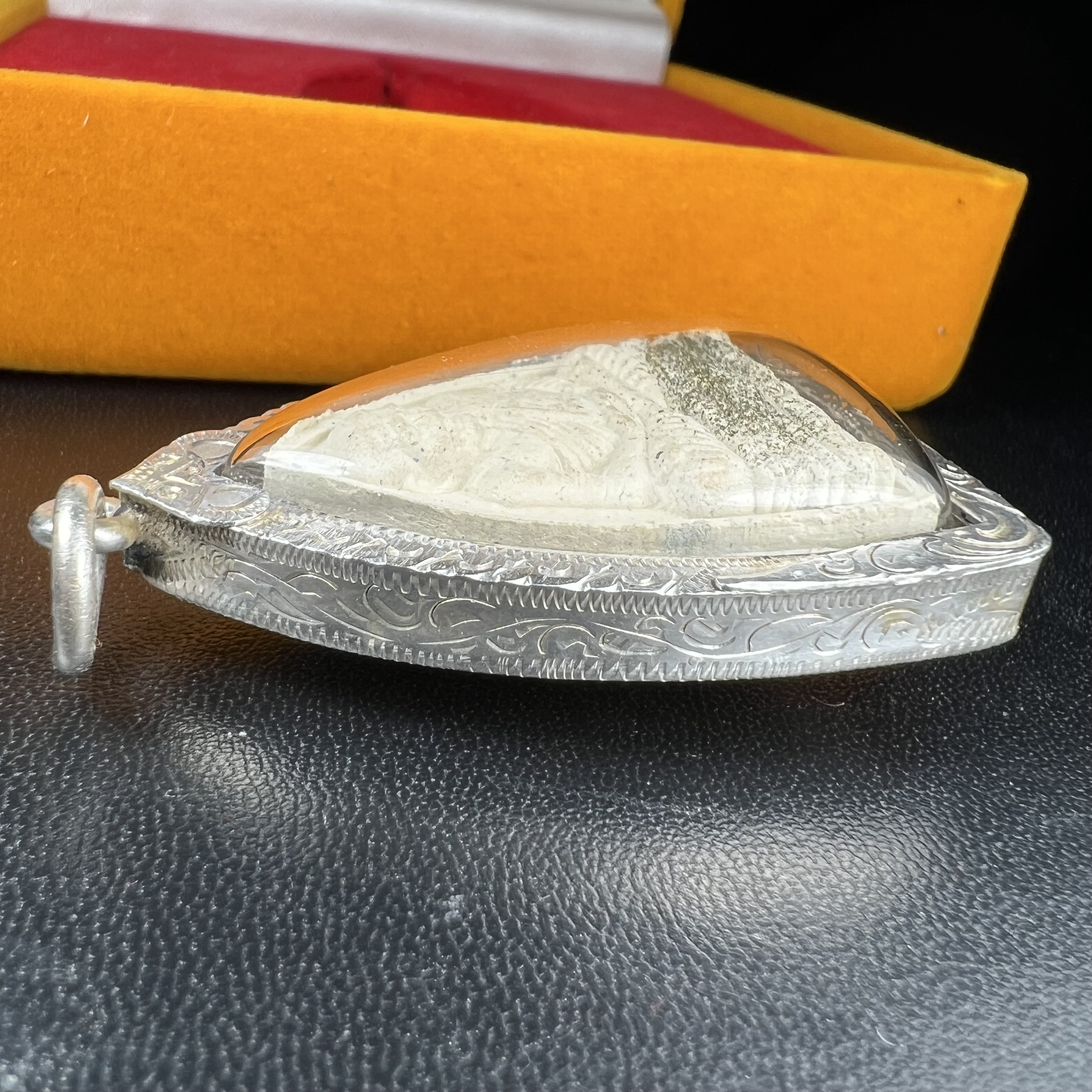 พระหลวงปู่ทวด ภปร.ปี 2547(พระชุดกรรมการ)ทรงกลีบบัว เนื้อผงสมเด็จฯ(โรยผงตะไบ ชนวนเก่า) เลี่ยมกรอบเนื้อเงินแท้(95%) กล่องบรรจุเดิมครบ พิธีมหาพุทธาภิเษก ณ วัดพระศรีรัตนศาสดาราม(วัดพระแก้ว)(เนื้อสีขาวหายากพบเจอน้อย)