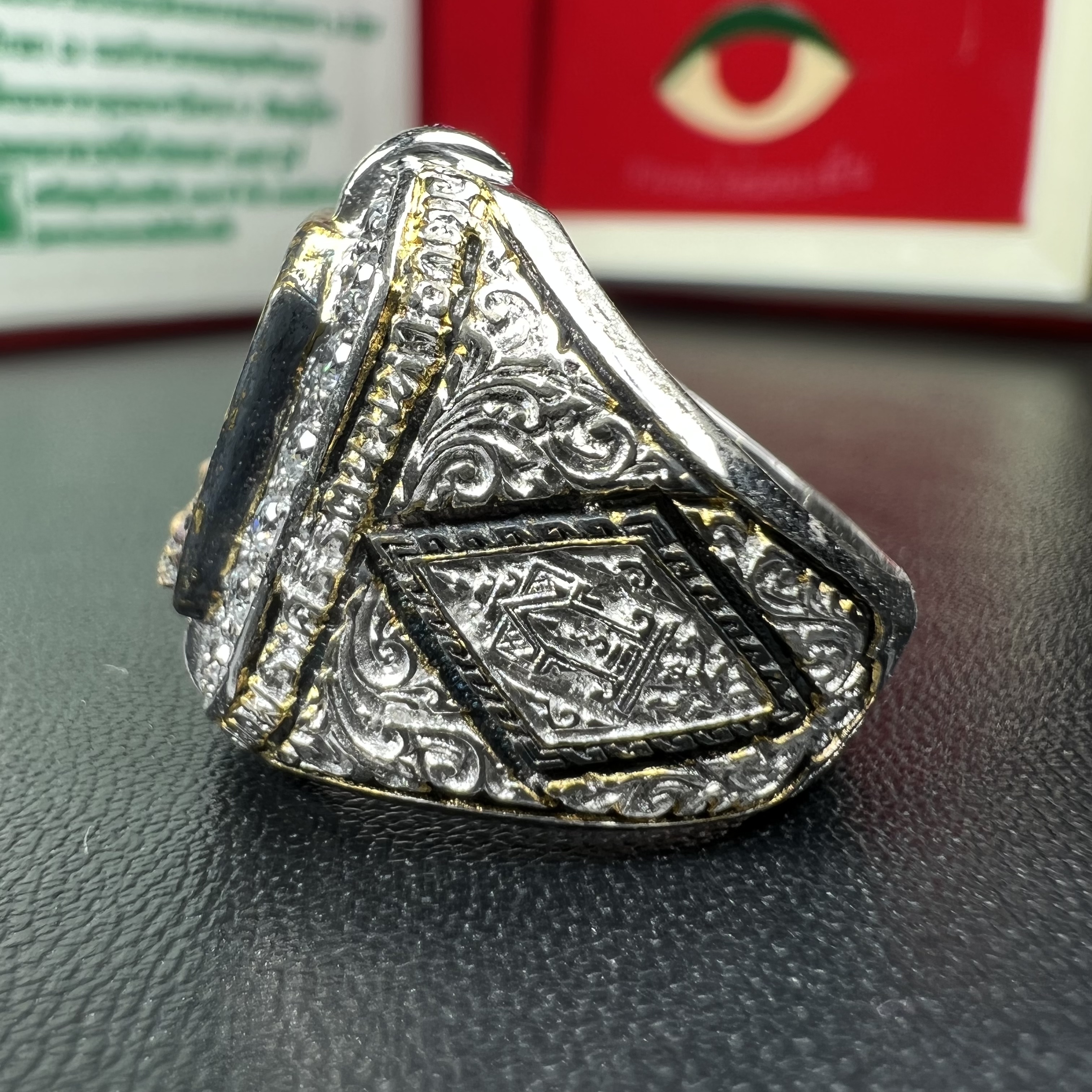 แหวนพระพุทธชินราช ภปร. ในวโรกาสเฉลิมพระชนมายุ6รอบ 5ธันวาคม2542 มูลนิธิพิทักษ์ดวงตาประชาชน จัดสร้าง แหวนเนื้อเงินเคลือบทองคำบริสุทธิ์ประดับเพชร CZ เกรดนอก ตอกโค๊ตและหมายเลข 2006(ผลรวมได้ 8 เลขมงคลเจริญมั่งคั่ง อุดมสมบูรณ์) พร้อมกล่องบรรจุเดิมครบ(หายาก)