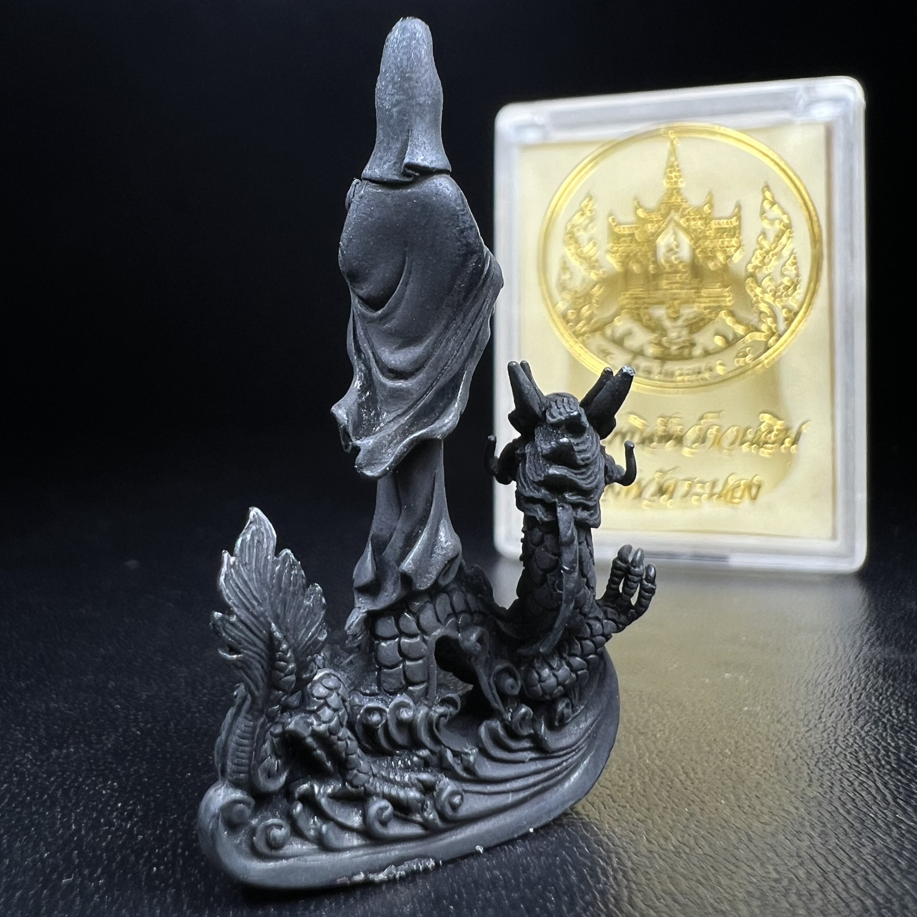 รูปหล่อลอยองค์พระโพธิสัตว์กวนอิม ทรงประทับมังกร จ.ระนอง พ.ศ.2539 เนื้อนวโลหะ พิมพ์ใหญ่(สวยงดงาม เข้มขลัง ทรงคุณค่า) เฉลิมฉลองในวโรกาสที่พระบาทสมเด็จพระเจ้าอยู่หัวทรงครองสิริราชสมบัติครบ 50 ปี(องค์หมายเลข๘๕๒๐)