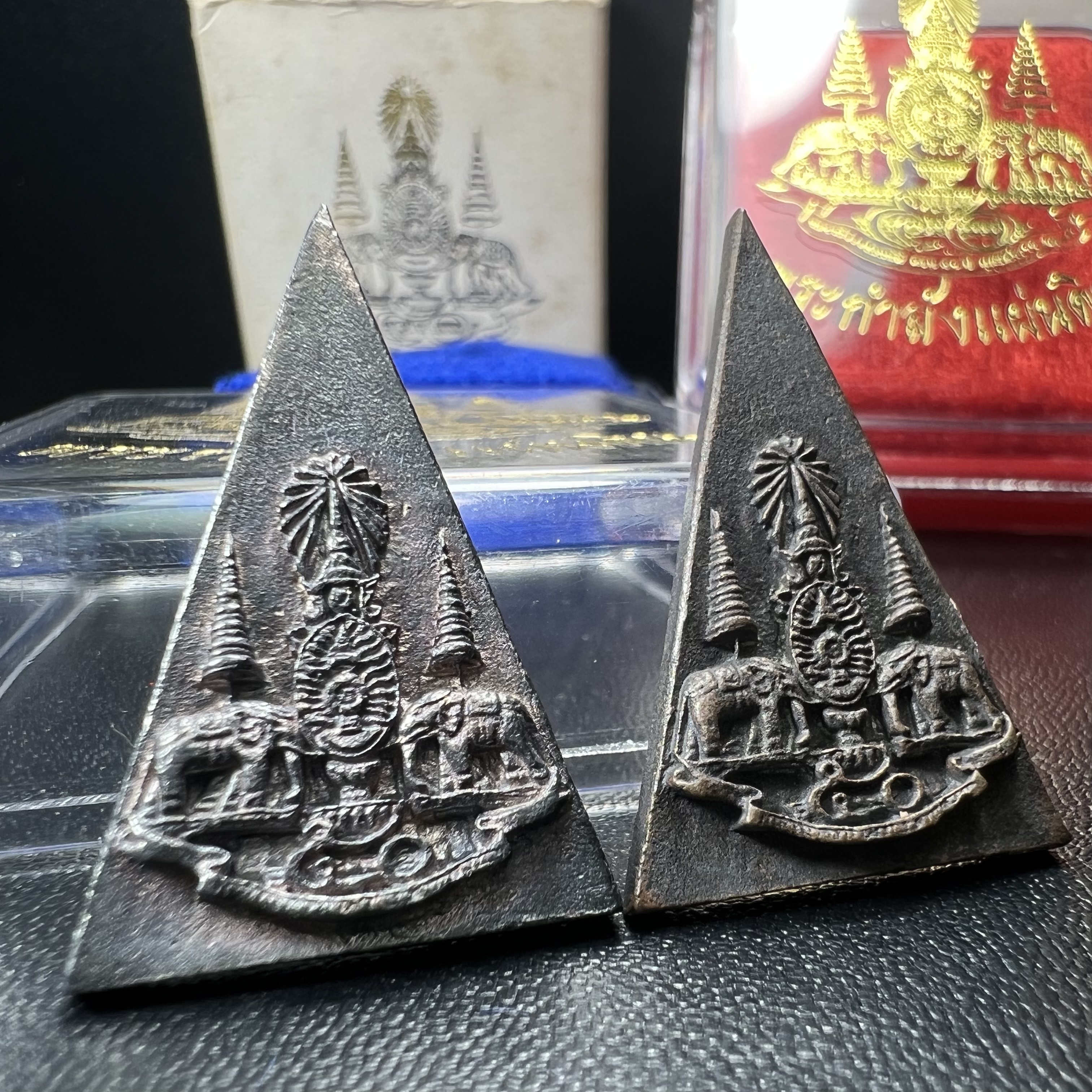 พระกำลังแผ่นดิน (สมเด็จจิตรลดา2) จัดสร้างเฉลิมพระเกียรติ ร.9 ครองราชย์ 50 ปี 2539 เนื้อเงิน(ผิวเดิมกลับดำ รุ้งๆสวย)+เนื้อนวโลหะ(สร้างน้อยหายาก)พร้อมกล่องบรรจุเดิมครบสมบูรณ์(1ใน2539องค์)