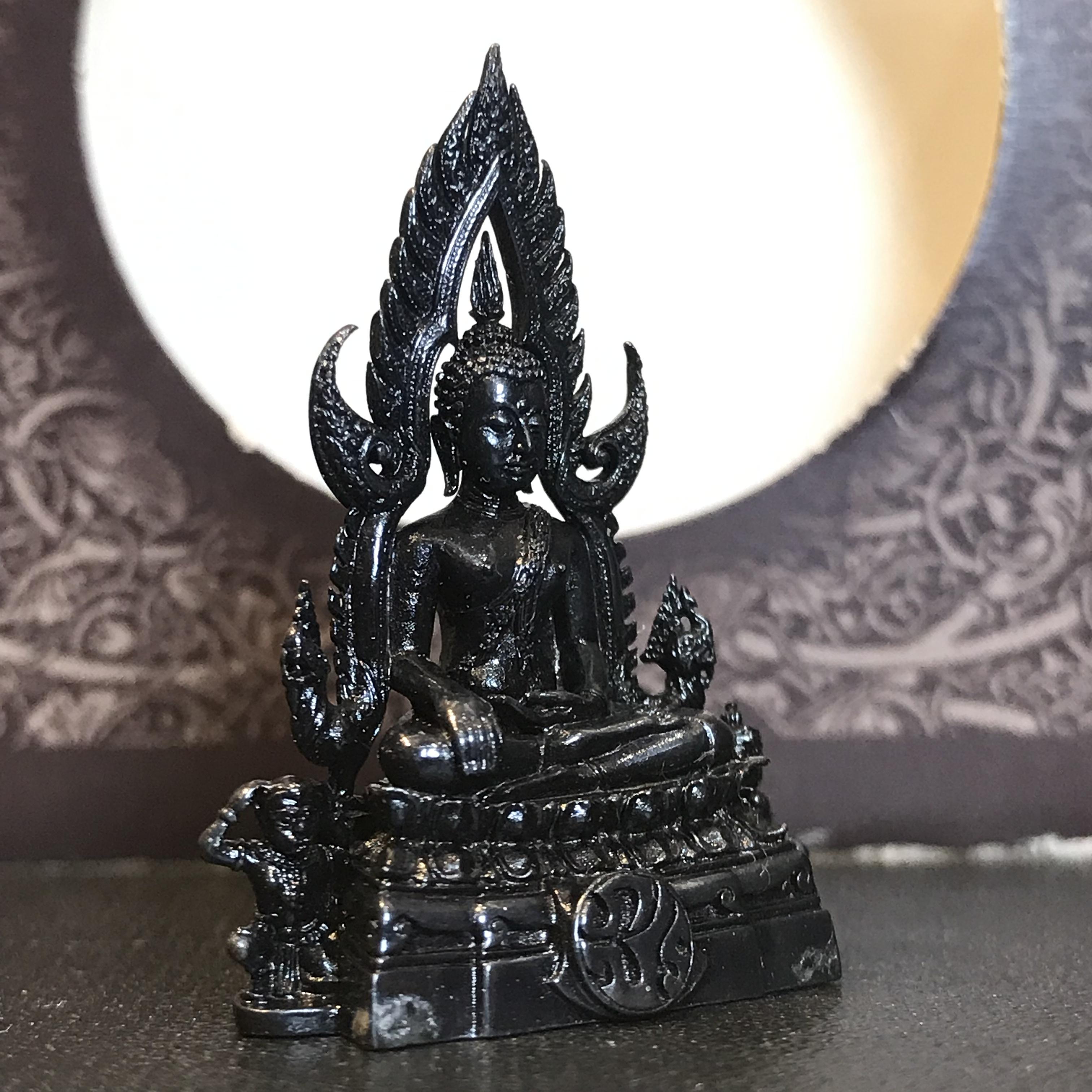 พระพุทธชินราช ภปร. โครงการ "เพราะแผ่นดินนี้ คือ แผ่นดินเกิด" ปี2548(รุ่นแรก) ลอยองค์ หน้าตัก 1/2 นิ้ว เนื้อเงินรมดำ