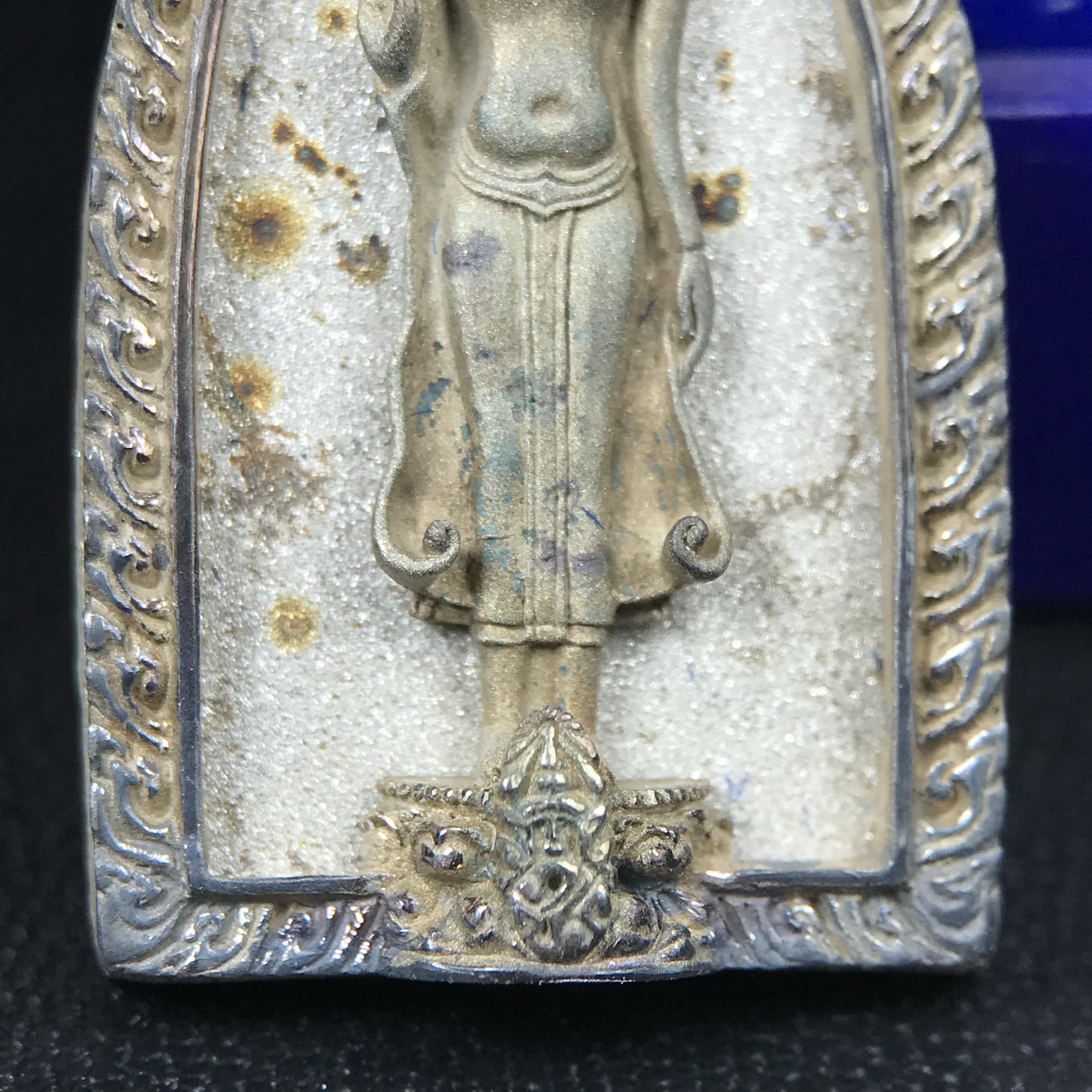 พระพุทธกาญจนพรสยามภูมิ ภปร. ปี 2539 เนื้อเงินพื้นทรายประกาย(ผิวเดิมสวย) พิมพ์ทรงใบขนุน ขนาด3.2ซม. พระพุทธรูปประจำพระชนมวาร รัชกาลที่9 ทรงโปรดเกล้าให้วิทยาลัยป้องกันราชอาณาจักร(วปอ.)สร้างในวโรกาสทรงครองสิริราชสมบัติครบ50ปี พ.ศ.2539(1ใน5000องค์)