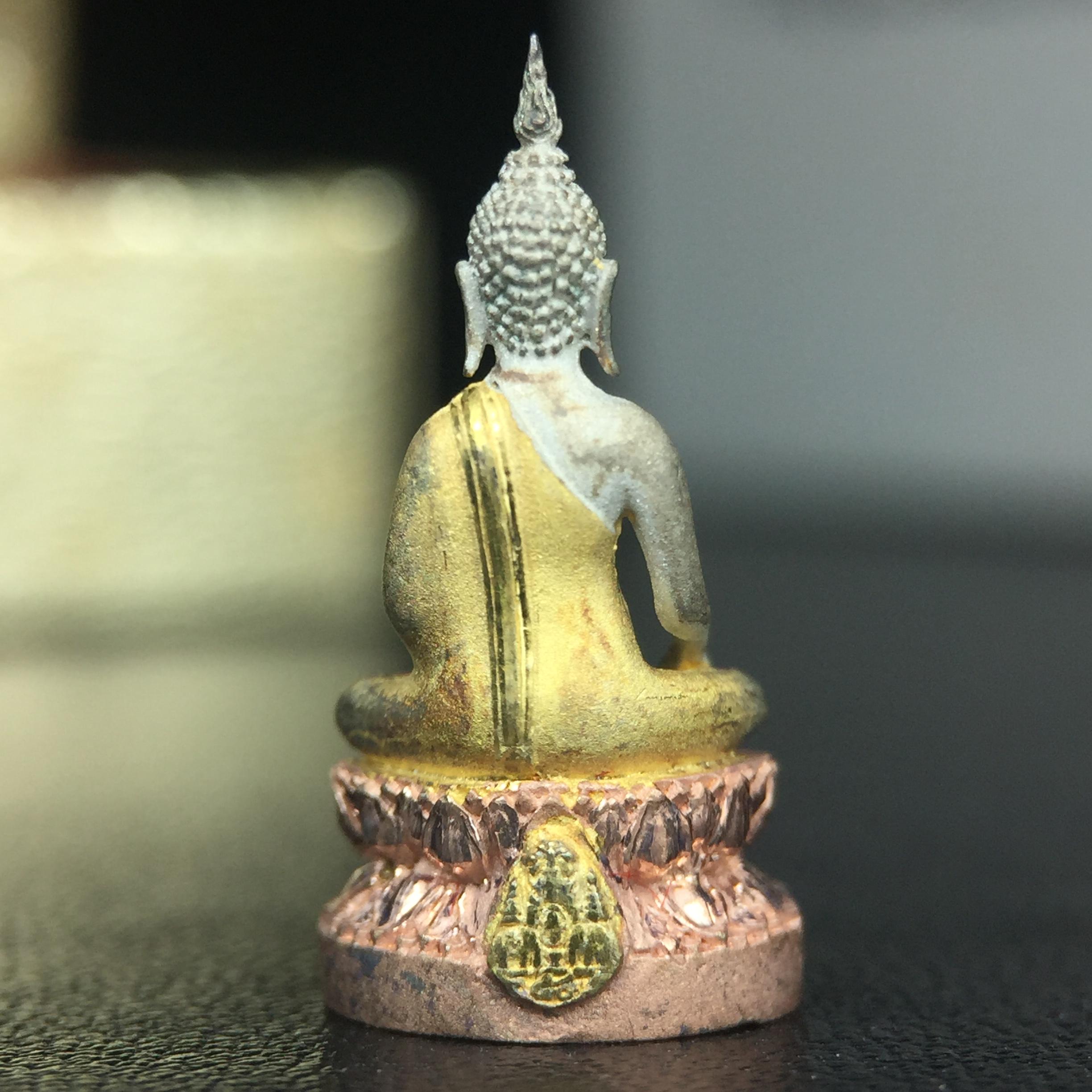 พระชัยวัฒน์พระพุทธนวราชบพิตร ครองสิริราชสมบัติครบ 50 ปี พ.ศ.2540 ขนาดสูง 1.9 ซม. เนื้อเงินสามกษัตริย์(ผิวเดิม) พร้อมกล่องบรรจุเดิมครบสมบูรณ์ 1ใน 9500 องค์(พุทธนวราชบพิตร นิมิตรหมายแห่งความสามัคคี ด้วยไมตรีแห่งองค์พระภูมิพล)