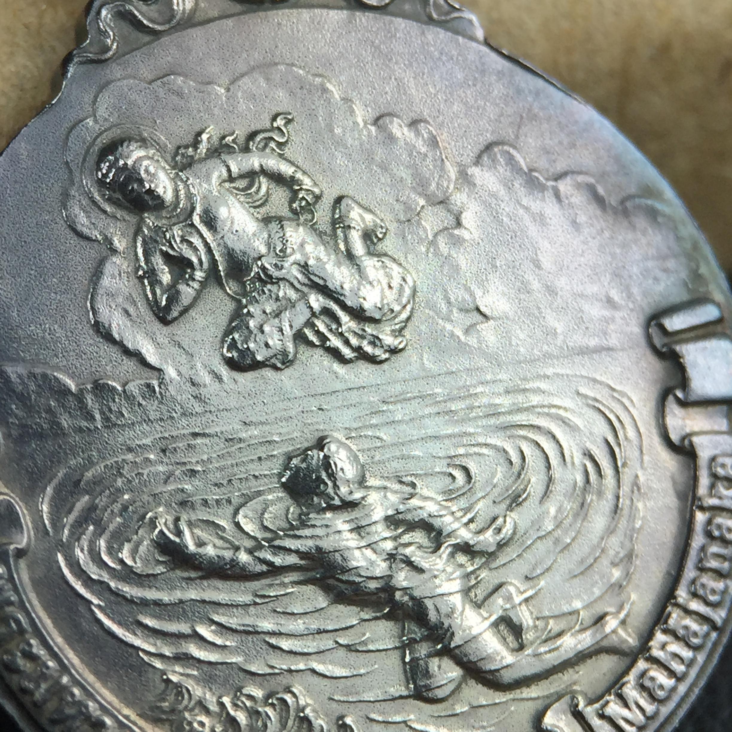 เหรียญพระมหาชนก ปี2542 พิมพ์เล็ก เนื้อเงินผิวเดิมสีรุ้งธรรมชาติแบบนิยม พร้อมหนังสือสภาพสวยครบชุด(เหรียญแห่งความเพียร)