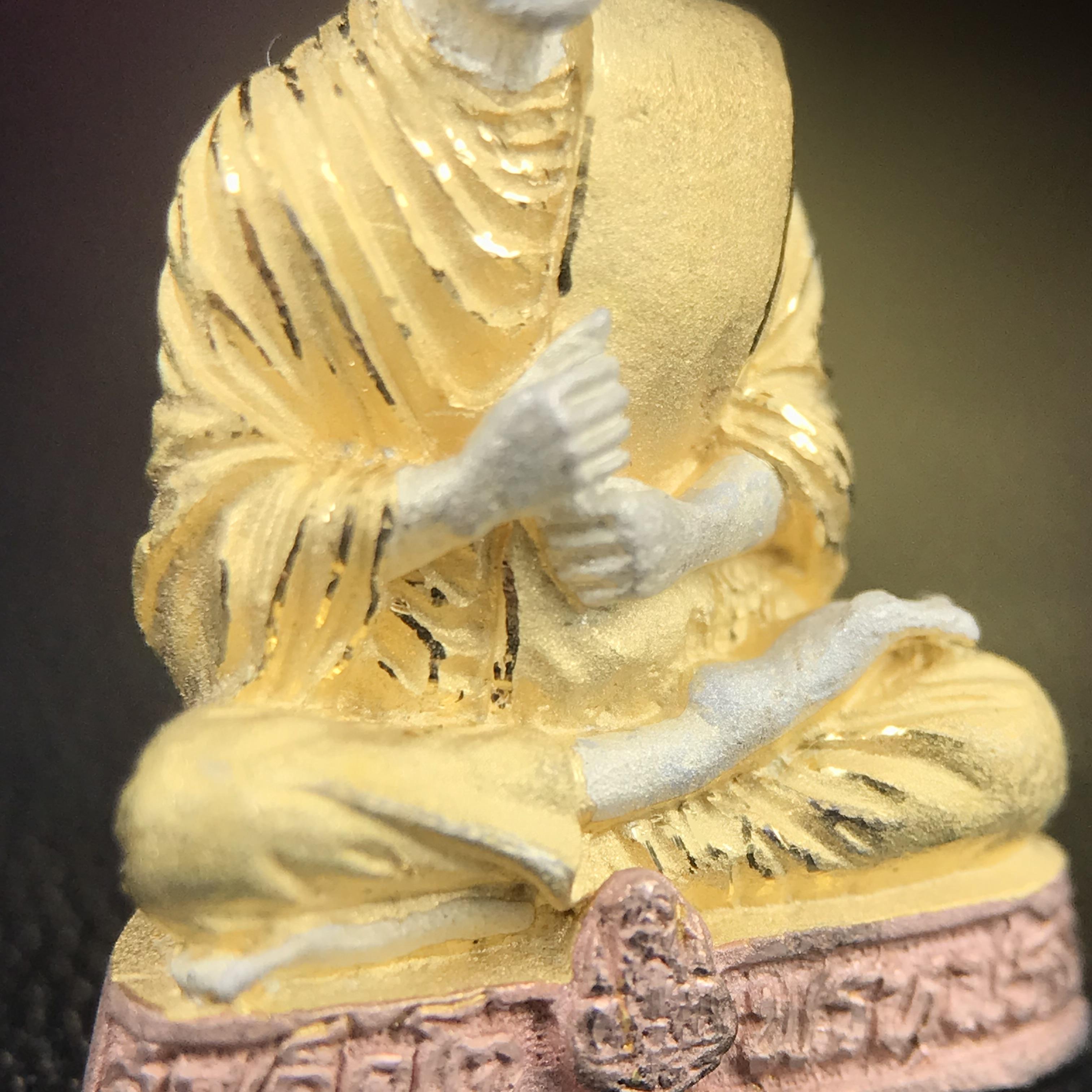 รูปเหมือนสมเด็จพระพุฒาจารย์ (โต พรหมรังสี)วัดใหม่อมตรส บางขุนพรหม ปี2540 รุ่นกาญจนาภิเษก จัดสร้างในวโรกาสที่รัชกาลที่ 9 ทรงครองสิริราชสมบัติ ครบ 50ปี ลอยองค์พิมพ์ใหญ่ เนื้อเงินบริสุทธิ์ 99.9% แบบชุบสามกษัตริย์ขัดเงาบางส่วน พร้อมกล่องบรรจุเดิมครบ