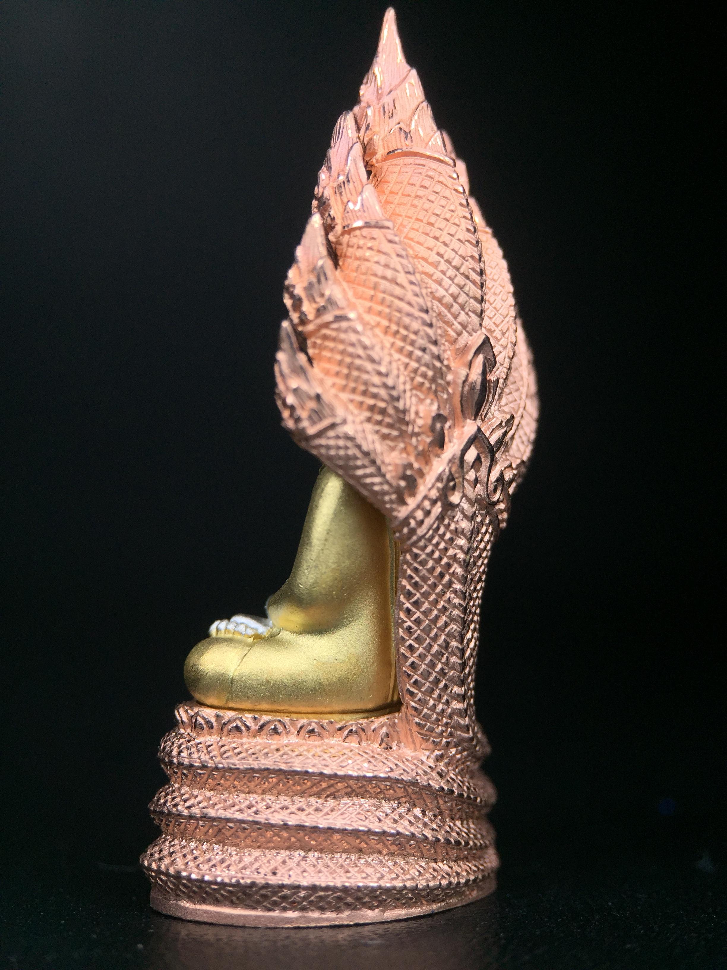 พระนาคปรก สธ. รุ่นสร้างพระอุโบสถเฉลิมพระเกียรติ 4 รอบ 84 พรรษา สมเด็จพระเทพรัตนราชสุดาฯ วัดบวรนิเวศวิหาร ปี 2543 พิมพ์ใหญ่ เนื้อเงินบริสุทธิ์ ชุบสามกษัตริย์แบบพ่นทรายขัดเงาบางส่วน(สภาพ สวย )พิธีใหญ่ พุทธศิลป์งดงาม หายาก (1 ใน 1999 องค์)