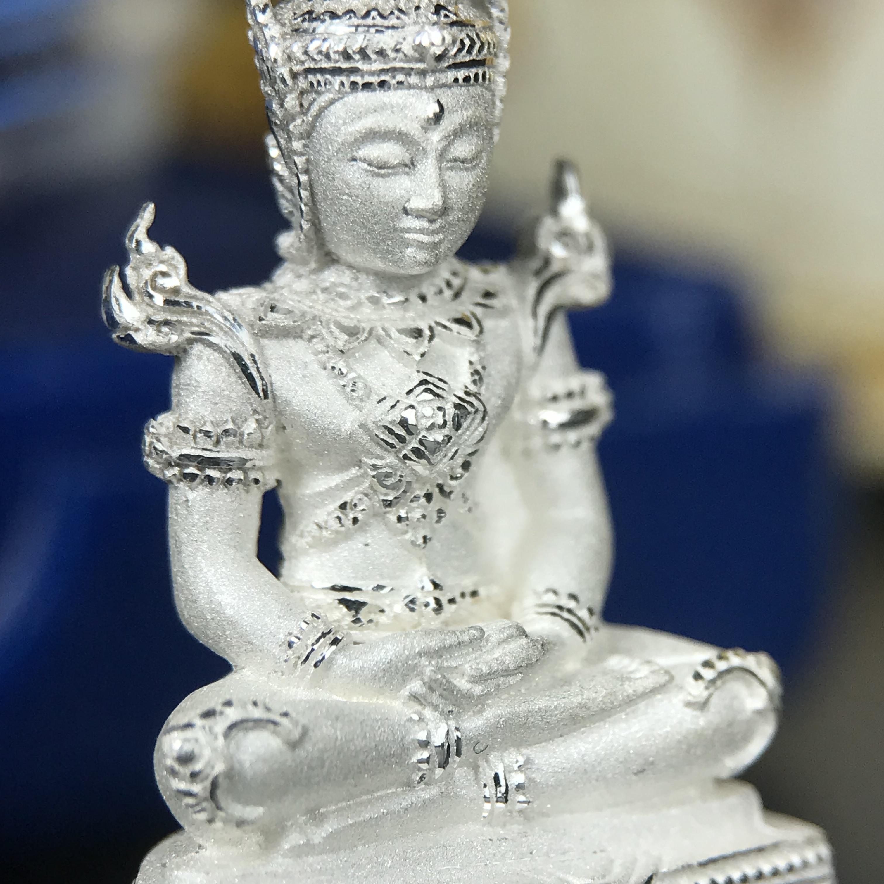 พระแก้วมรกต ทรงเครื่องฤดูร้อน พระราชทานประดิษฐานตราสัญลักษณ์ฉลองสิริราชสมบัติ ครบ 60 ปี ในหลวงรัชกาลที่ 9 พ.ศ.2549 เนื้อเงินลอยองค์พิมพ์ใหญ่ สูง 3.6 ซม. ขนาดหน้าตัก 1/2 นิ้ว (พิธีใหญ่มหาพุทธาภิเษก ณ พระอุโบสถวัดพระแก้ว เกจิอาจารย์ ทั่วประเทศ 108 รูป )