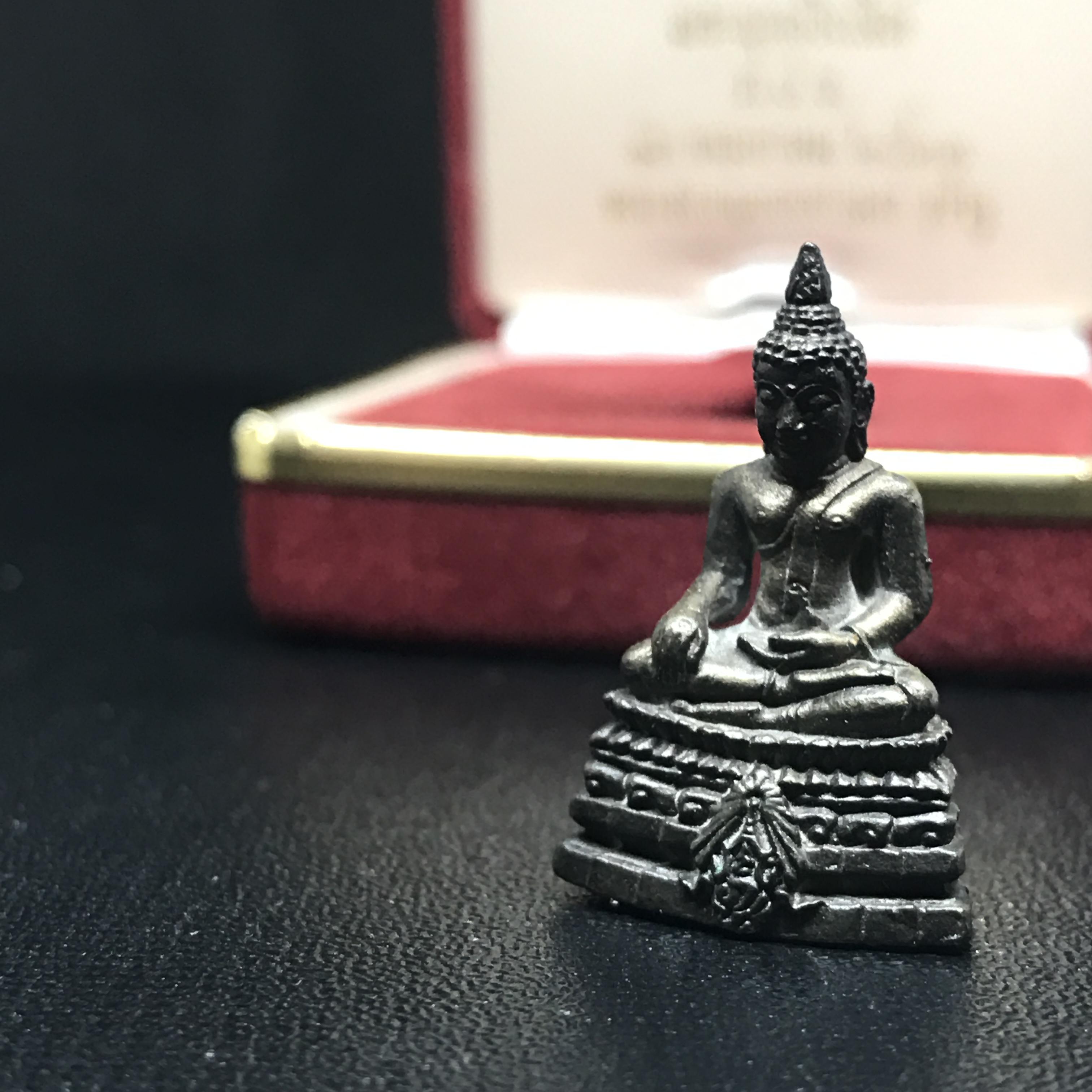 พระกริ่งพระพุทธชินสีห์ ภปร ทันโตเสฏโฐ ปี 2533 เนื้อนวโลหะ (วัตถุมงคลหนึ่งเดียวที่มีผงฟันในหลวงรัชกาลที่9 พระราชทานให้จัดสร้าง)