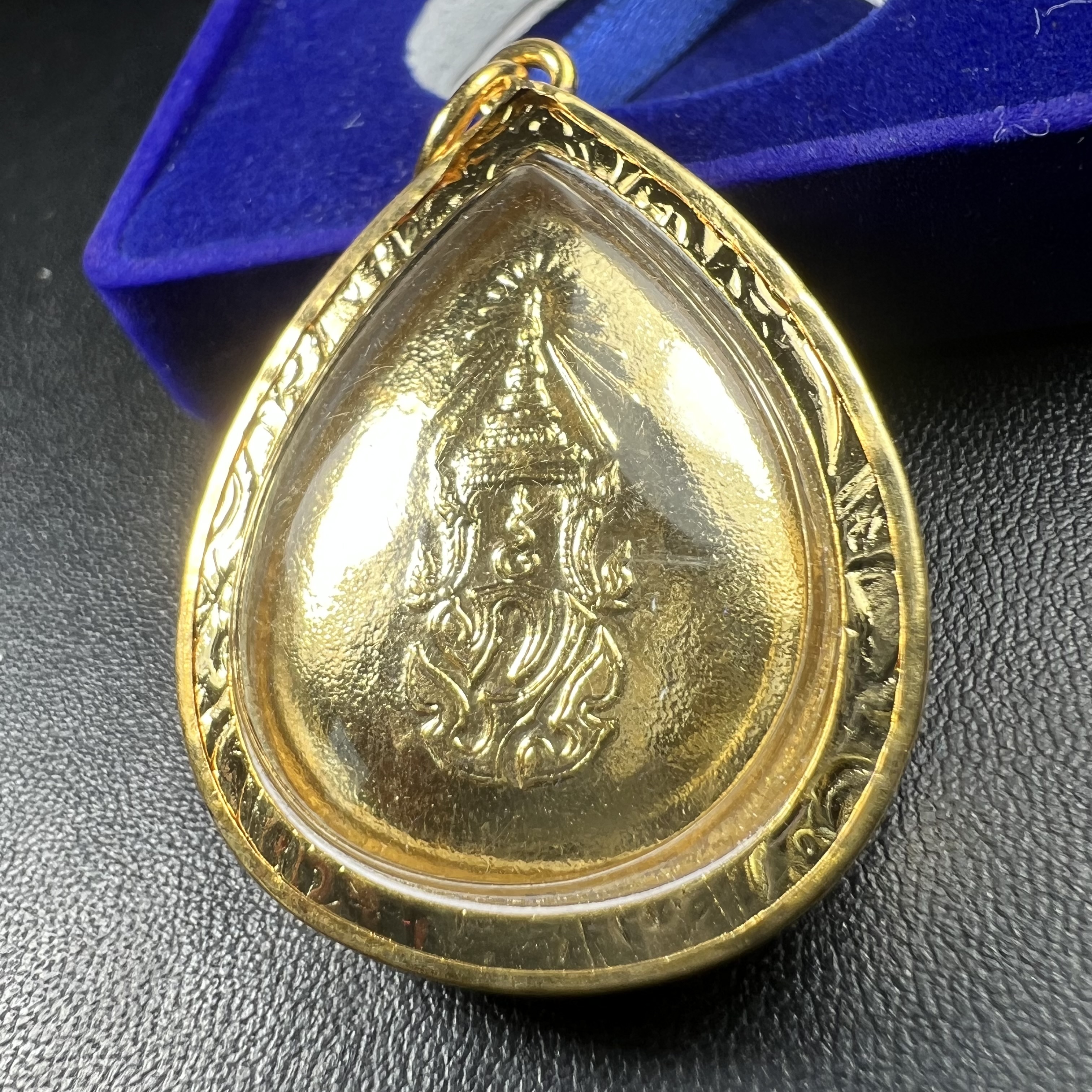 เหรียญพระพุทธสิงหธรรมมงคล ภปร. ปี 2547 ทรงหยดน้ำ ด้านหลังมี ภ.ป.ร. (ชนวนเก่า)เนื้อโลหะผสม ชุบทองเงา สูง 3.3ซม.พิธีใหญ่ มวลสารดี ปลุกเสกวัดพระแก้ว(งานเลี่ยมกรอบเดิมจากผู้จัดสร้างห่อหุ้มด้วยทองนพเกล้า)