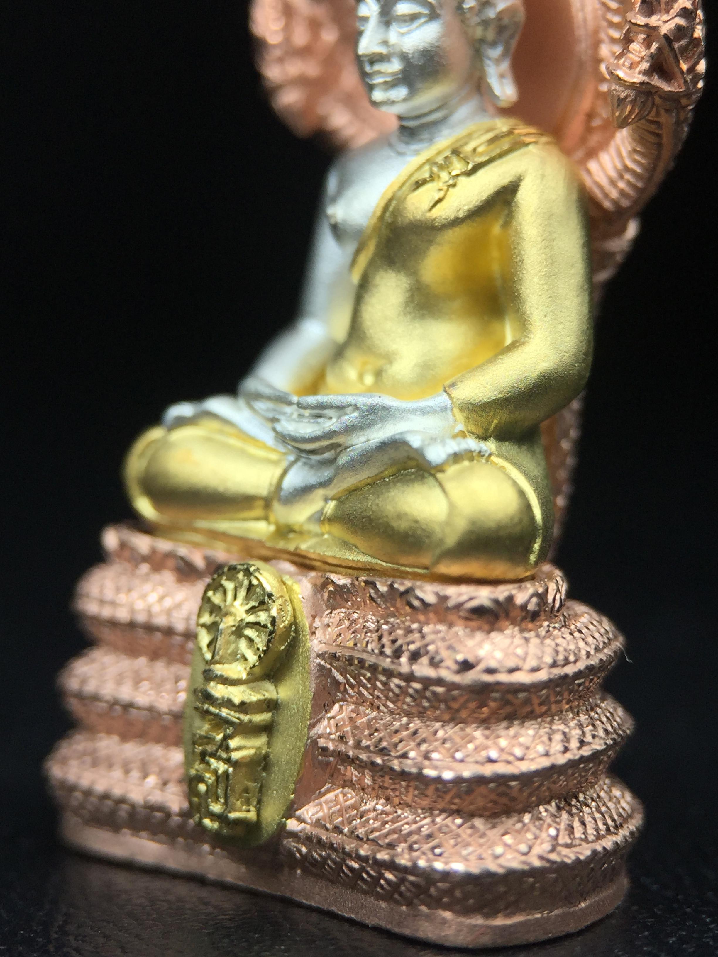 พระนาคปรก สธ. รุ่นสร้างพระอุโบสถเฉลิมพระเกียรติ 4 รอบ 84 พรรษา สมเด็จพระเทพรัตนราชสุดาฯ วัดบวรนิเวศวิหาร ปี 2543 พิมพ์ใหญ่ เนื้อเงินบริสุทธิ์ ชุบสามกษัตริย์แบบพ่นทรายขัดเงาบางส่วน(สภาพ สวย )พิธีใหญ่ พุทธศิลป์งดงาม หายาก (1 ใน 1999 องค์)