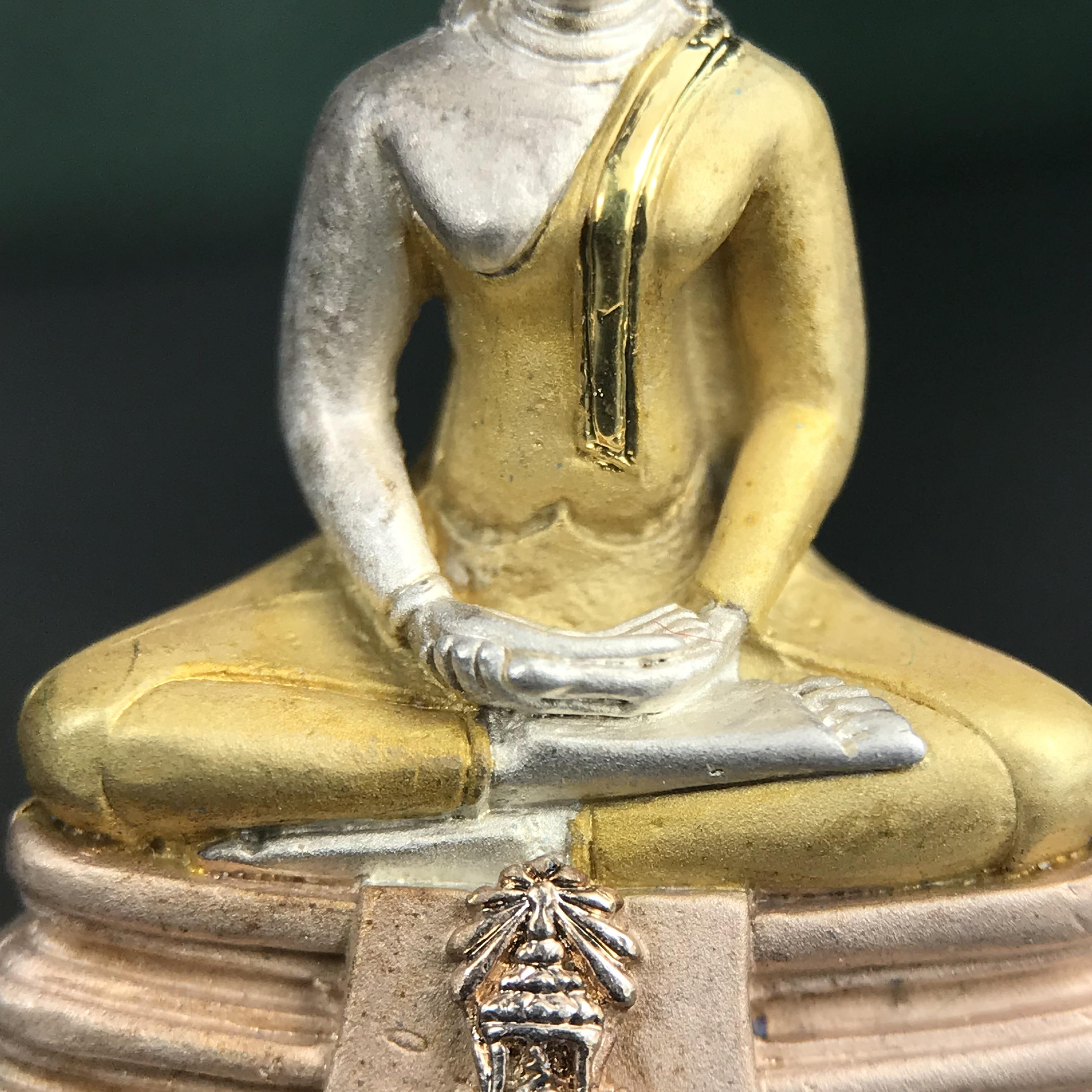 พระพุทธโสธร ภปร. รุ่นย้อนยุค สร้างพระอุโบสถ สมาคมชาวฉะเชิงเทรา จัดสร้าง ปี 2539 วโรกาสครองสิริราชสมบัติครบ 50 ปี เนื้อเงินชุบสามกษัตริย์ทรายนวลขัดเงาบางส่วน(สภาพผิวเดิม เก่าเก็บอย่าดี สวยมาก แบบนี้หายาก) พร้อมกล่องบรรจุและใบรับรองเดิมครบสมบูรณ์